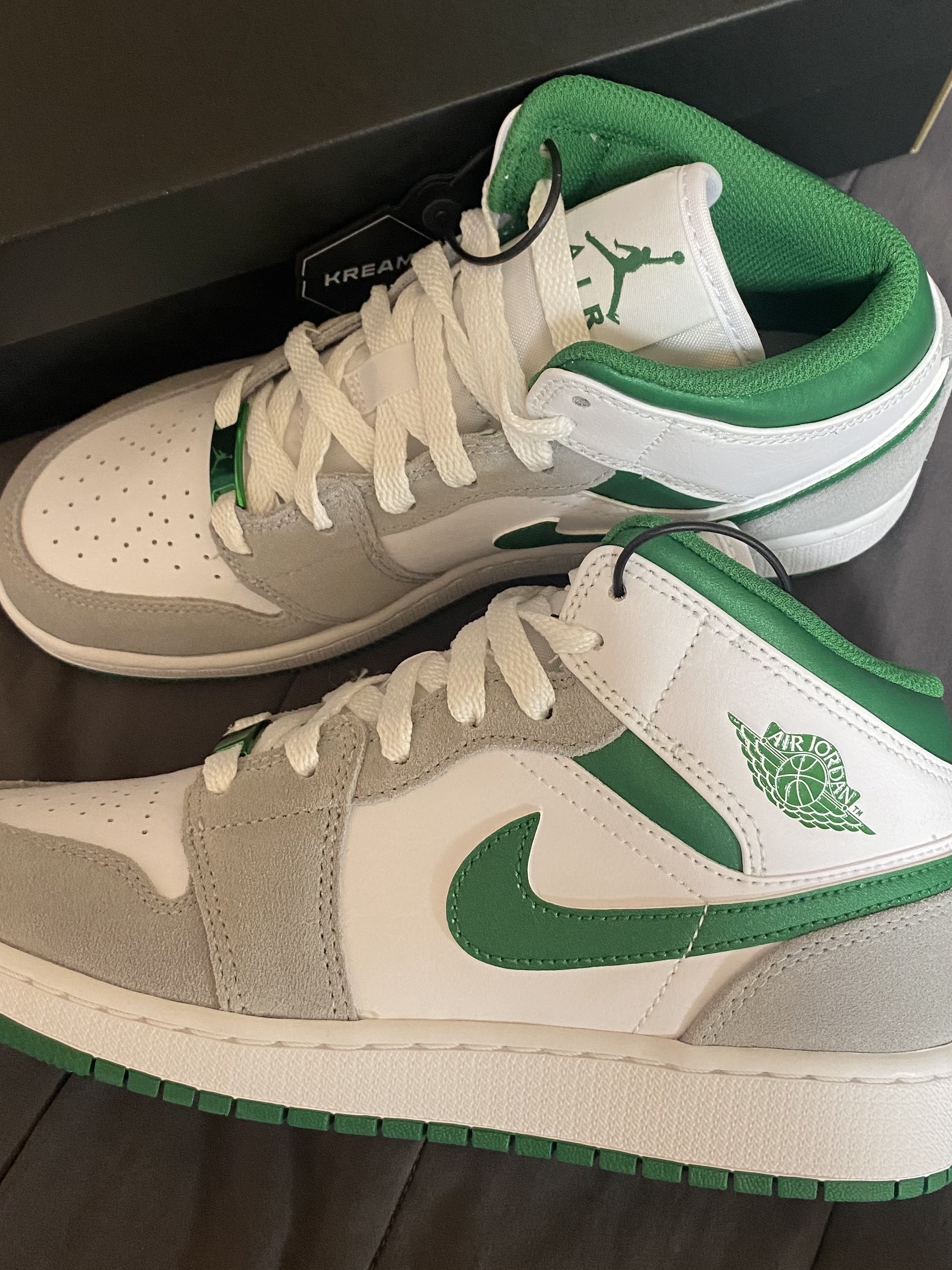 (GS) Jordan 1 Mid SE Pine Green Light Smoke Grey 착용 스타일 - 2