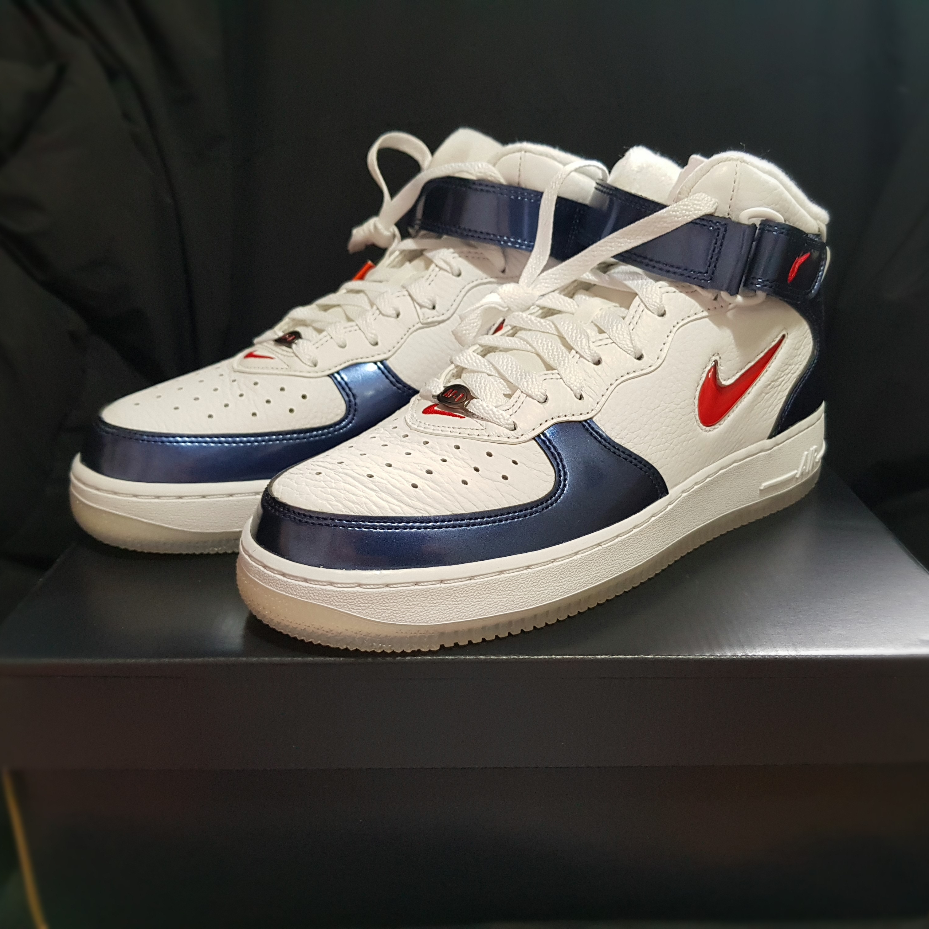 Nike Air Force 1 Mid QS University Red and Midnight Navy 착용 스타일 - 1