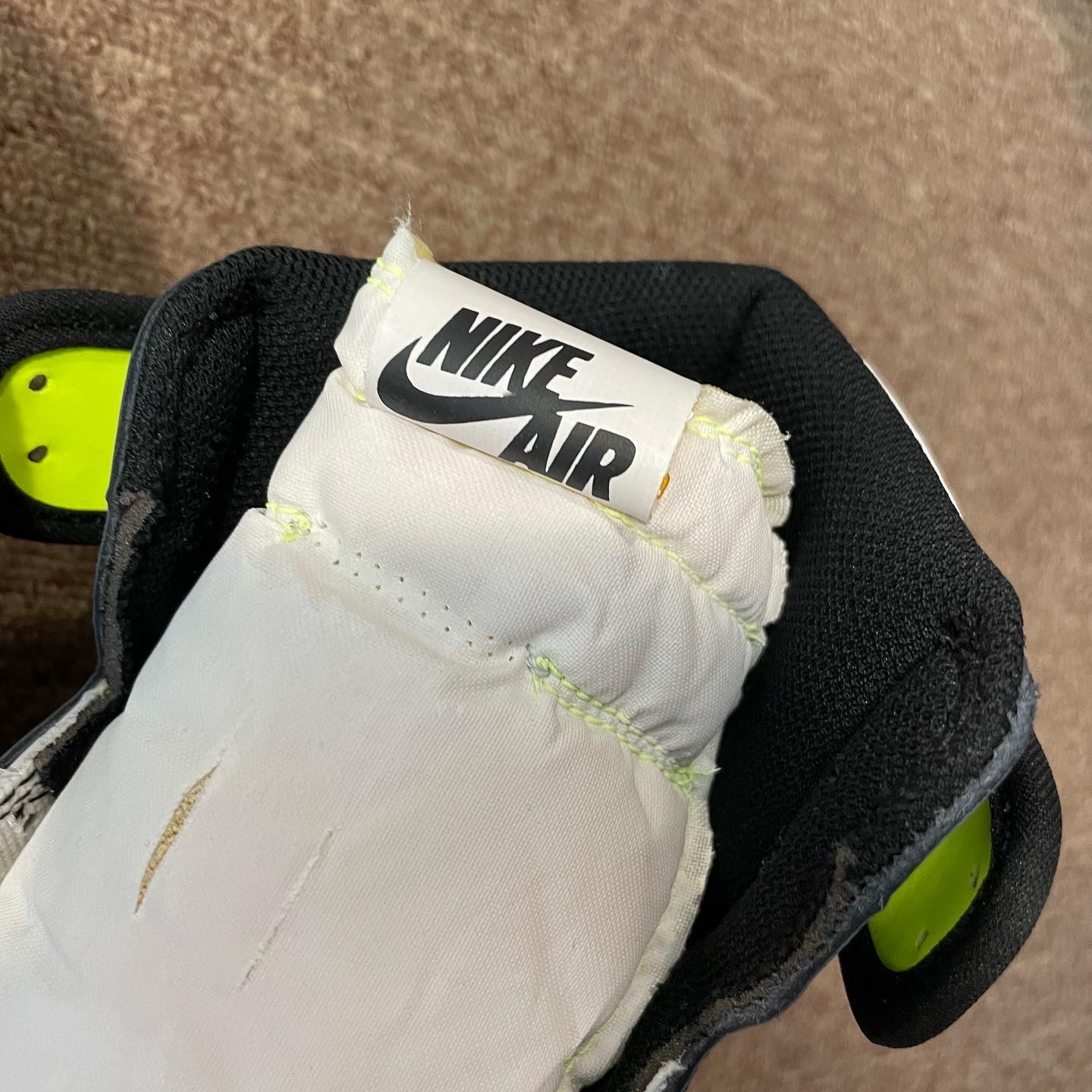 Jordan 1 Retro High OG Volt Gold 착용 스타일 - 4