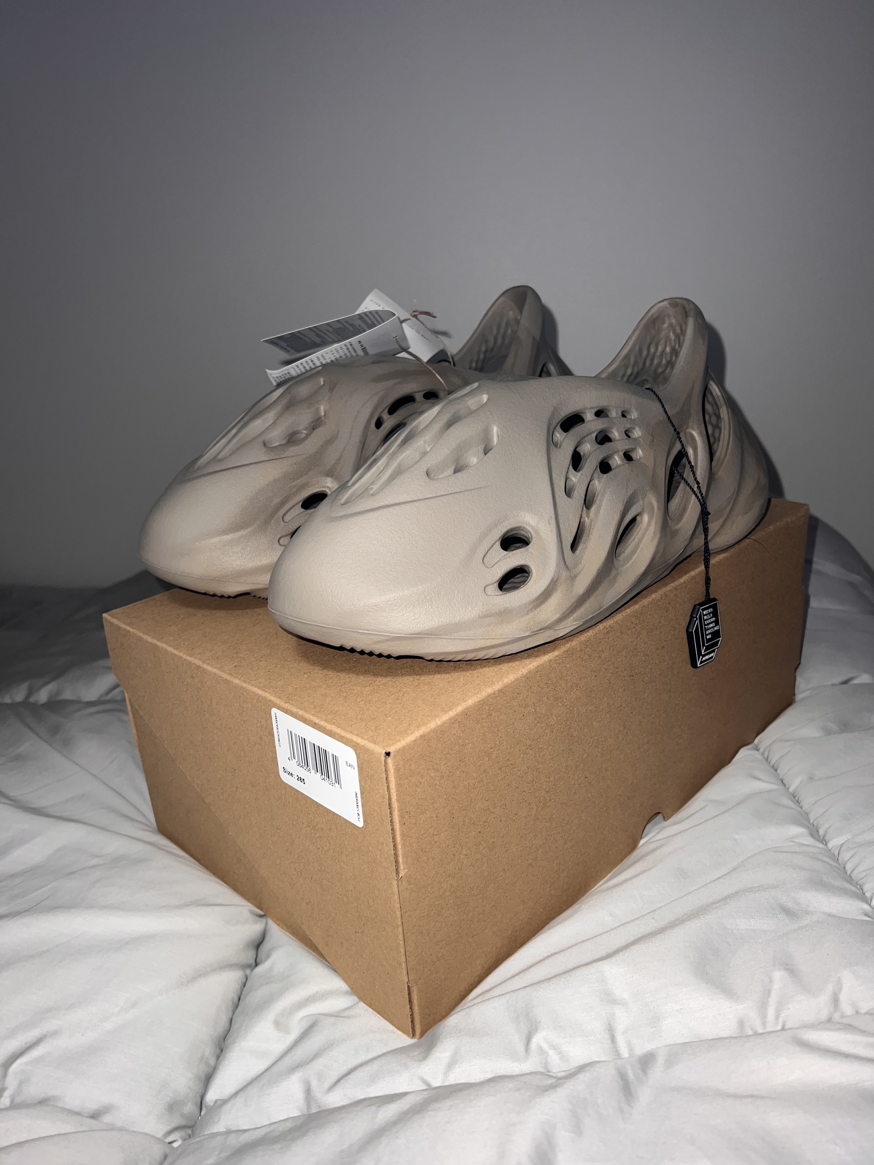 Adidas Yeezy Foam RNNR Stone Sage 착용 스타일 - 2