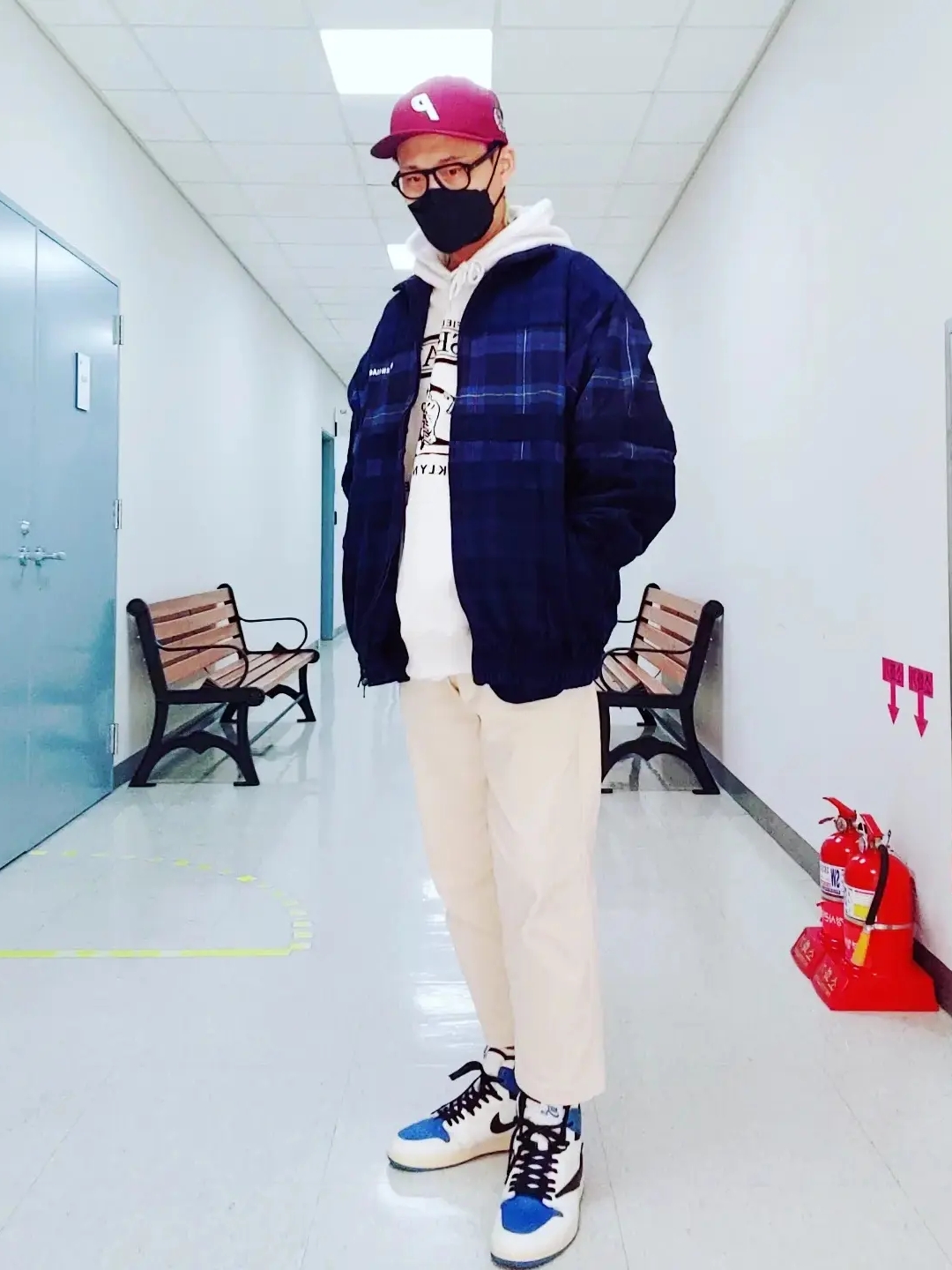 Jordan 1 x Travis Scott x Fragment Retro High OG SP Military Blue 착용 스타일