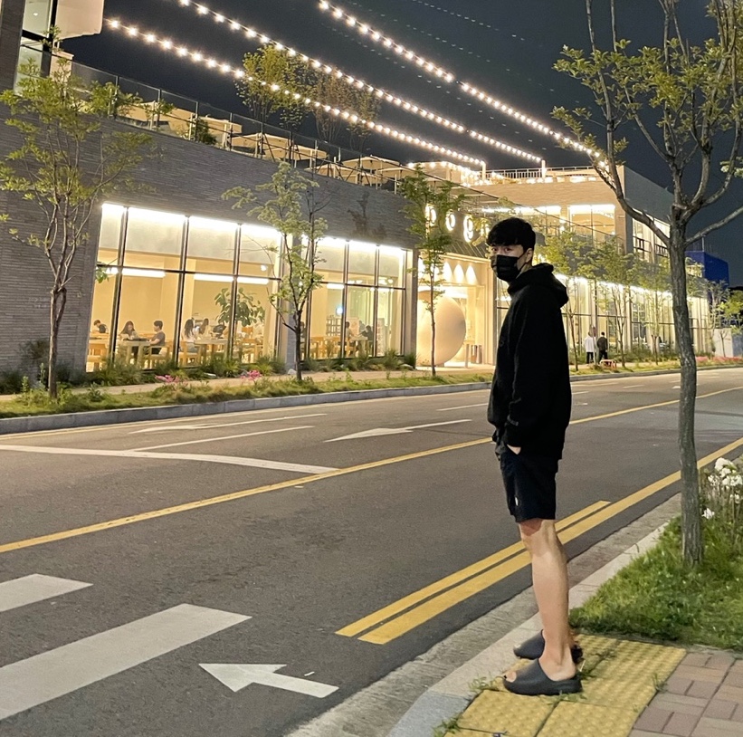 Essentials 3D Silicon Applique Pullover Hoodie Dark Slate/Black 2020, Stone Island B0943 Nylon Metal Swimming Trunk Black - 22SS 착용 스타일 - 4