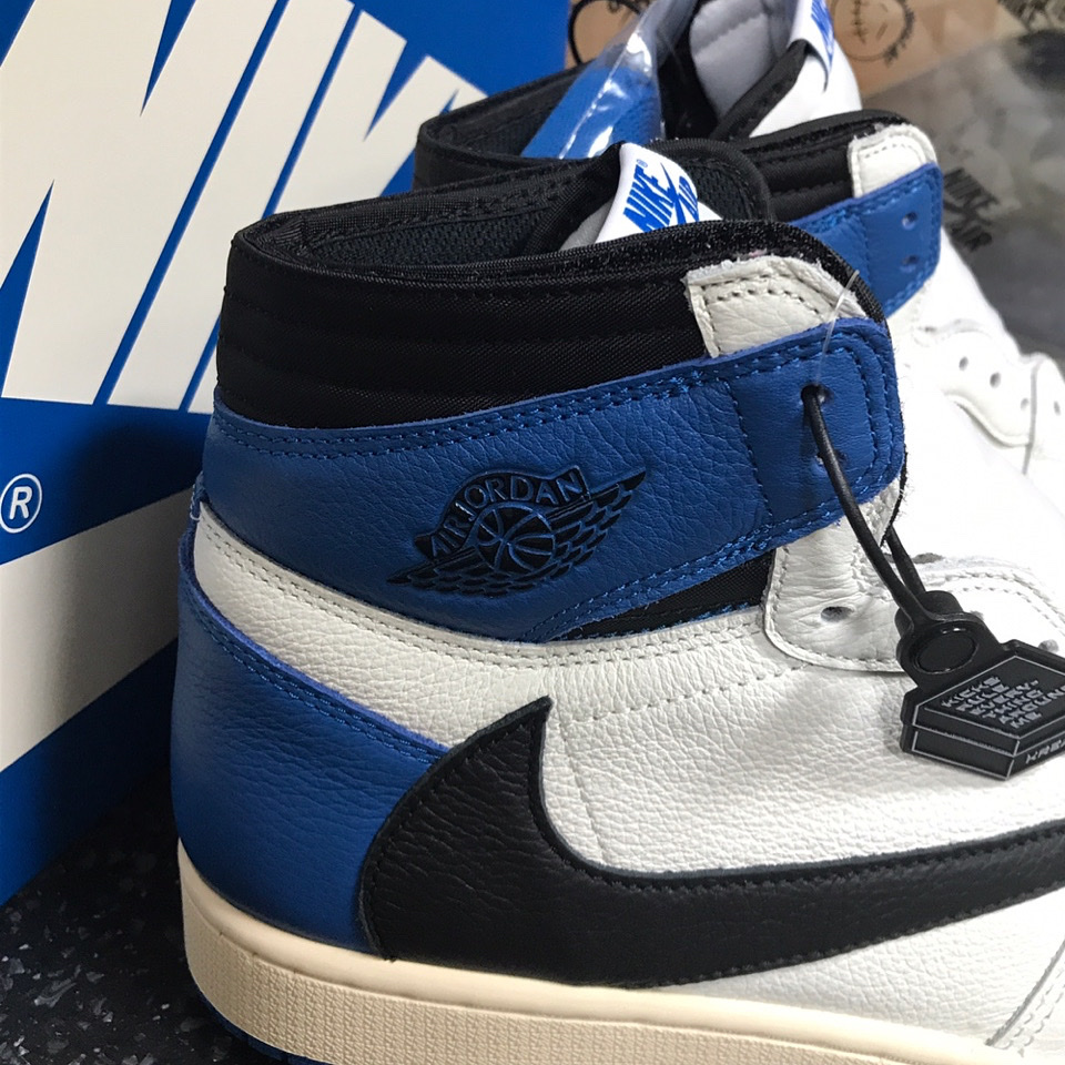 Jordan 1 x Travis Scott x Fragment Retro High OG SP Military Blue 착용 스타일