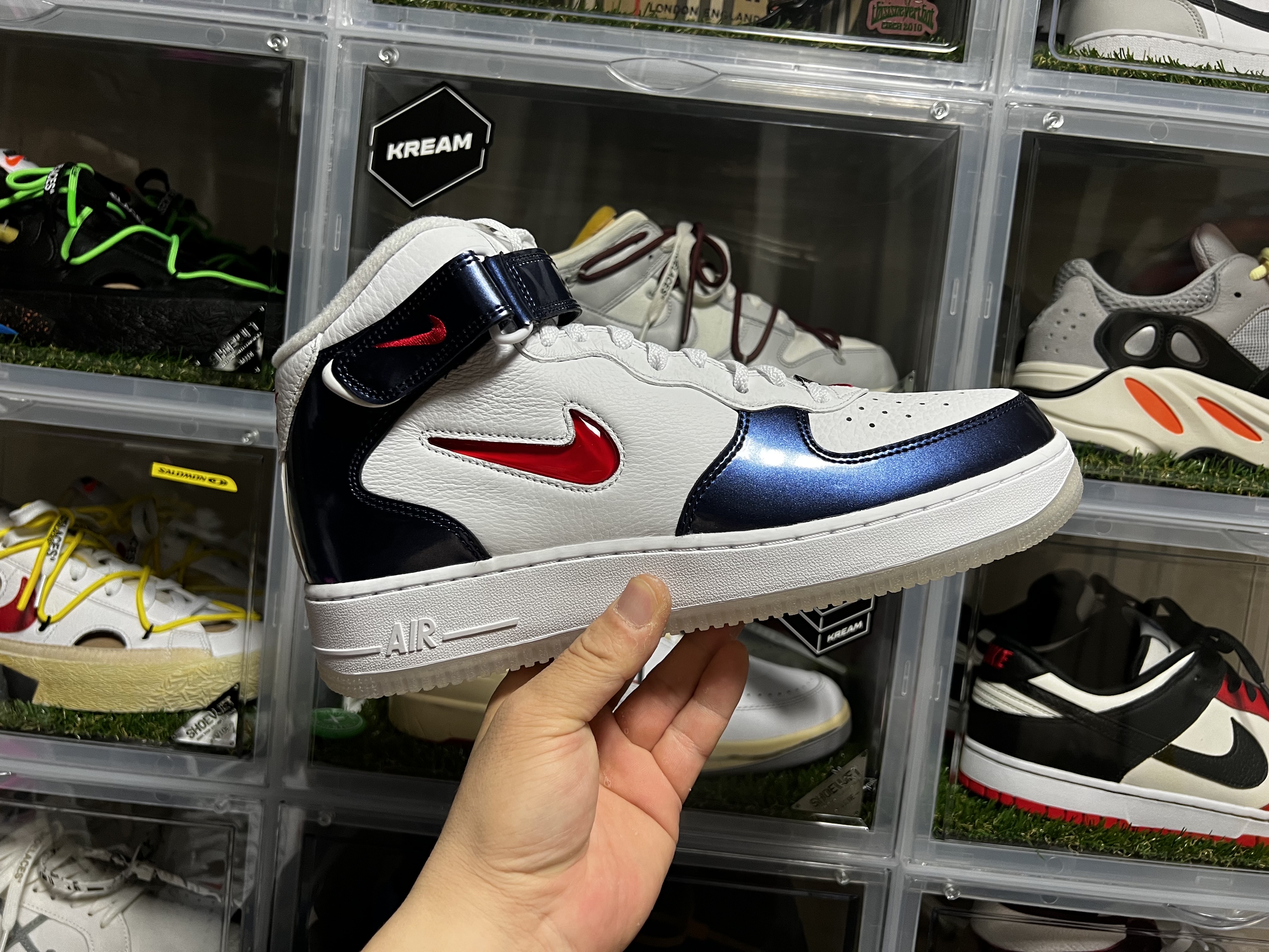 Nike Air Force 1 Mid QS University Red and Midnight Navy 착용 스타일 - 1