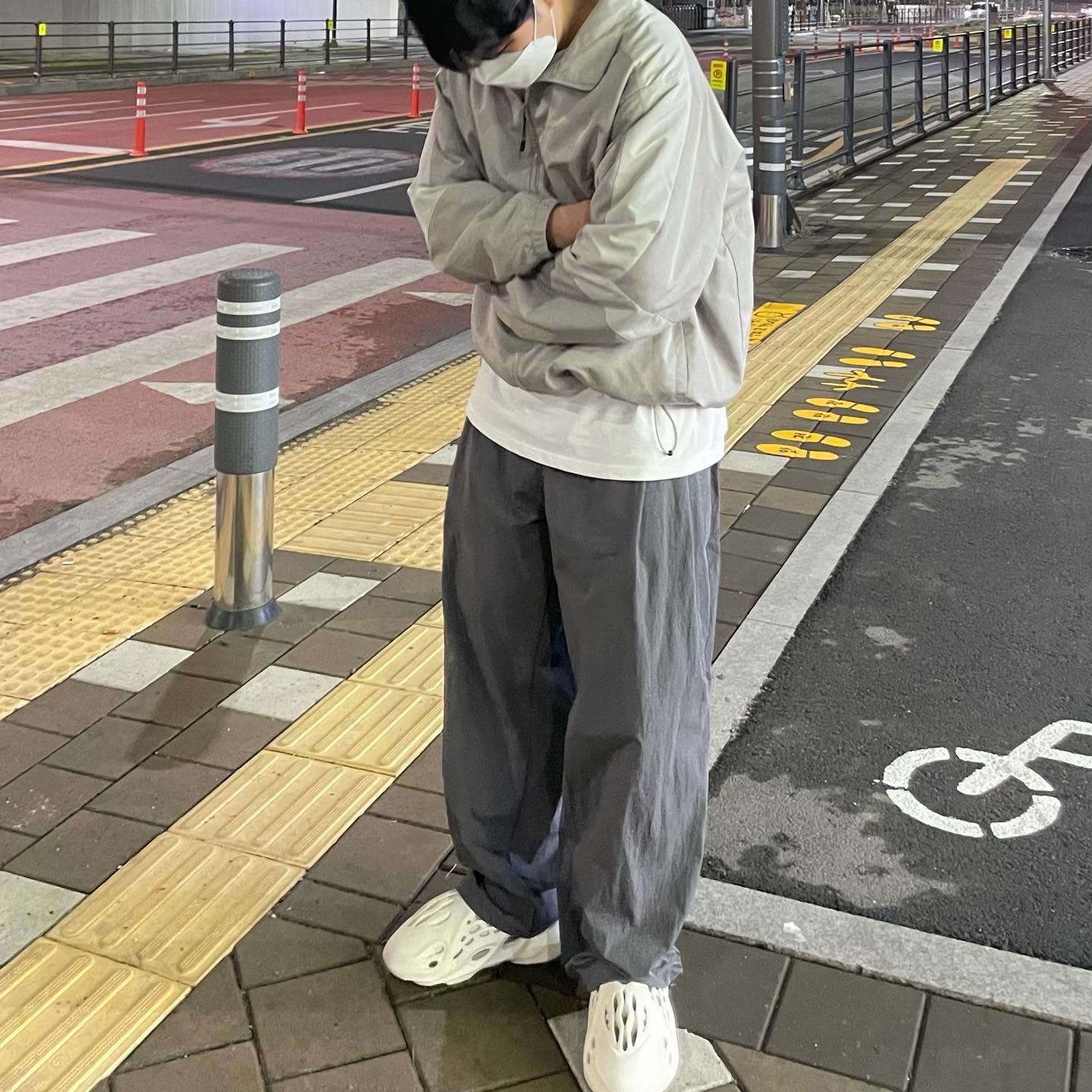 Adidas Yeezy Foam RNNR Sand 착용 스타일 - 2
