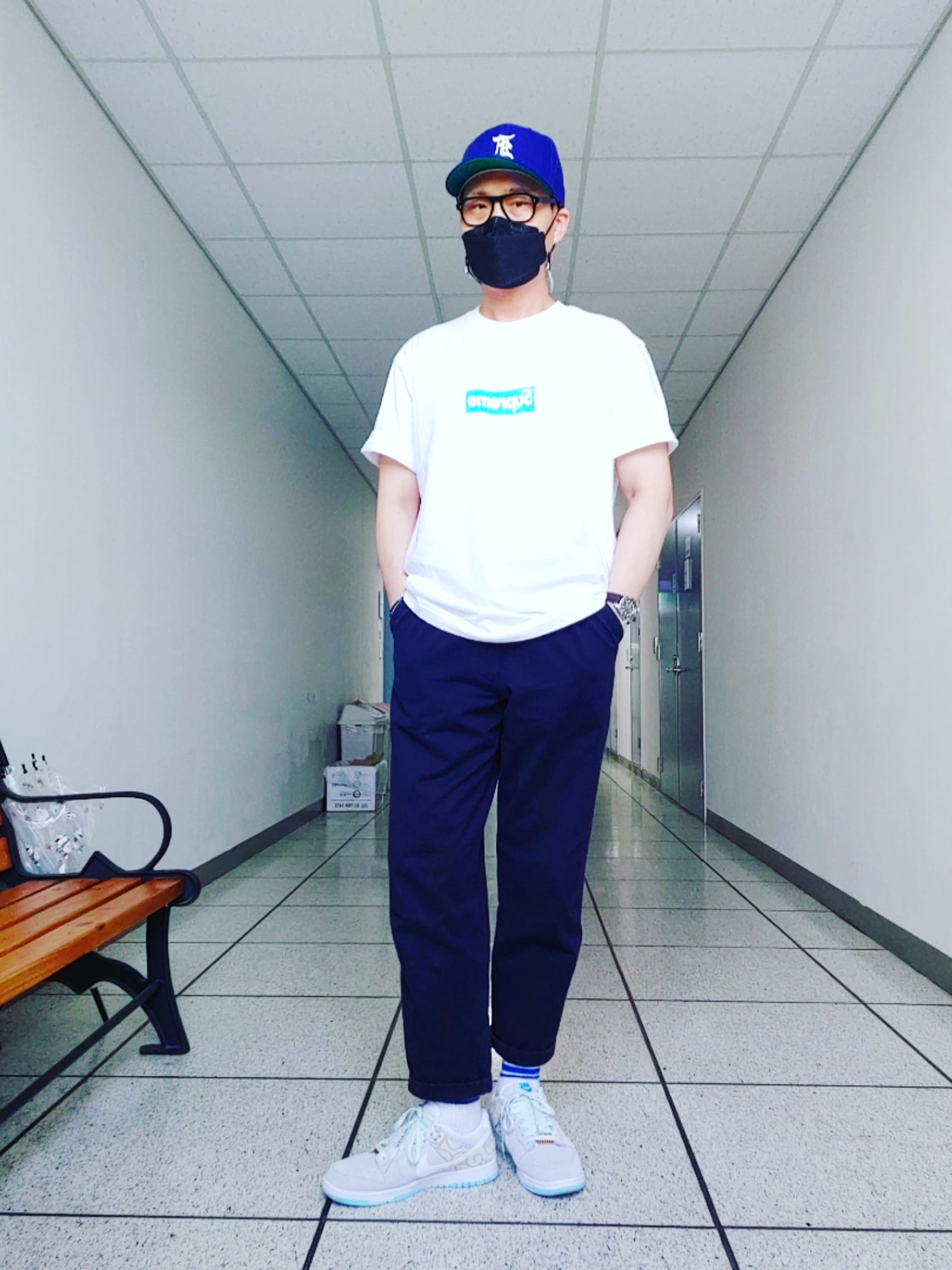 Nike Dunk Low Retro SE Barber Shop Grey, Supreme x Tiffany & Co. Box Logo T-Shirt White - 21FW 착용 스타일