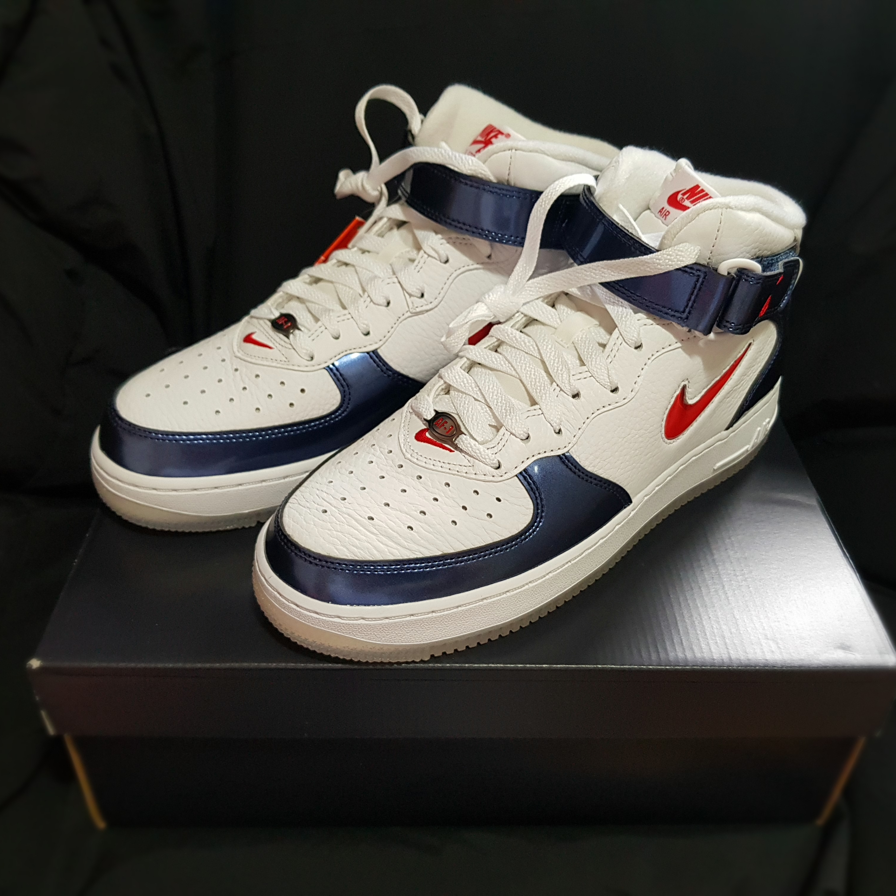 Nike Air Force 1 Mid QS University Red and Midnight Navy 착용 스타일 - 2
