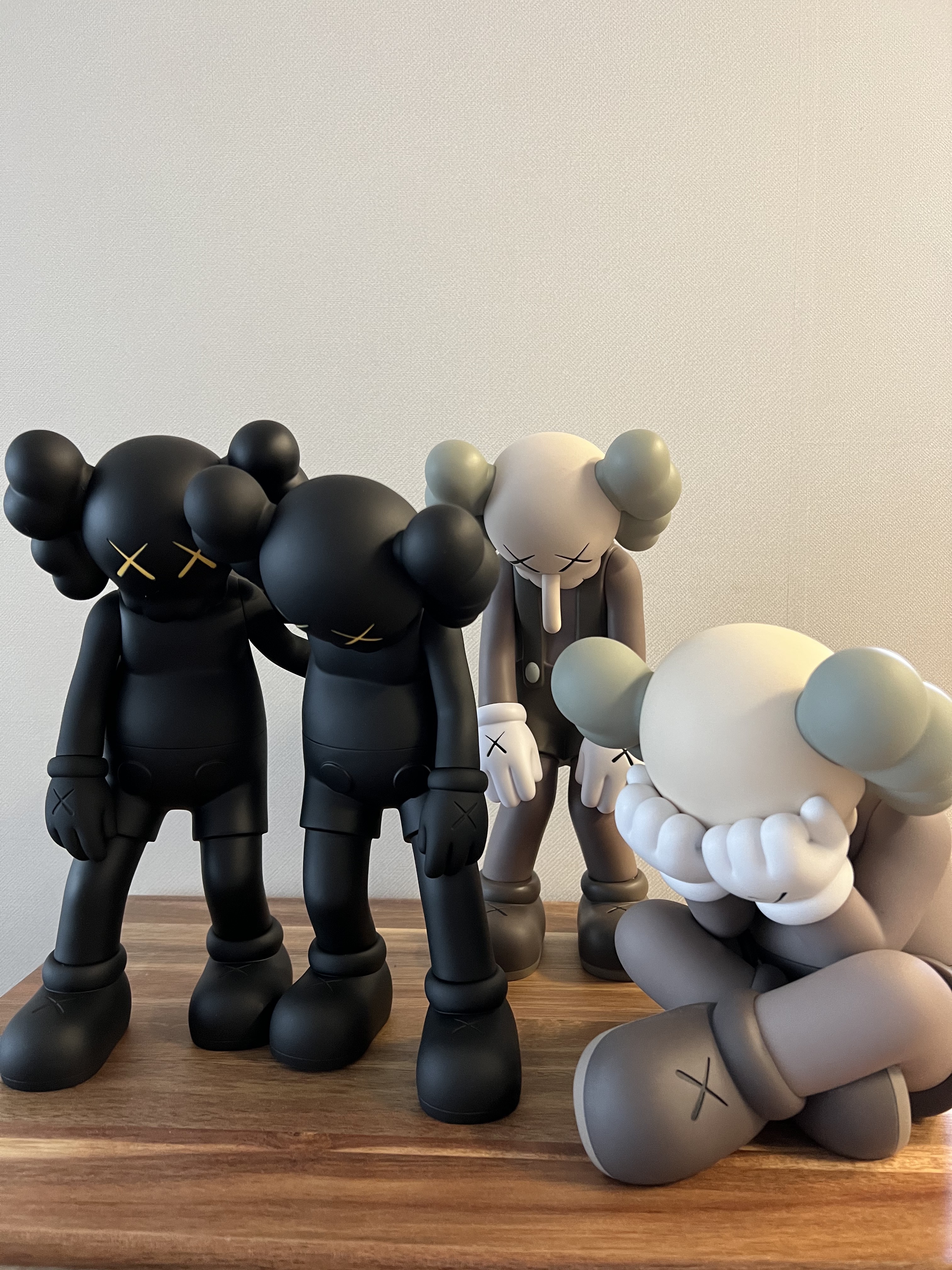 Kaws Along The Way Vinyl Figure Black 착용 스타일 - 2