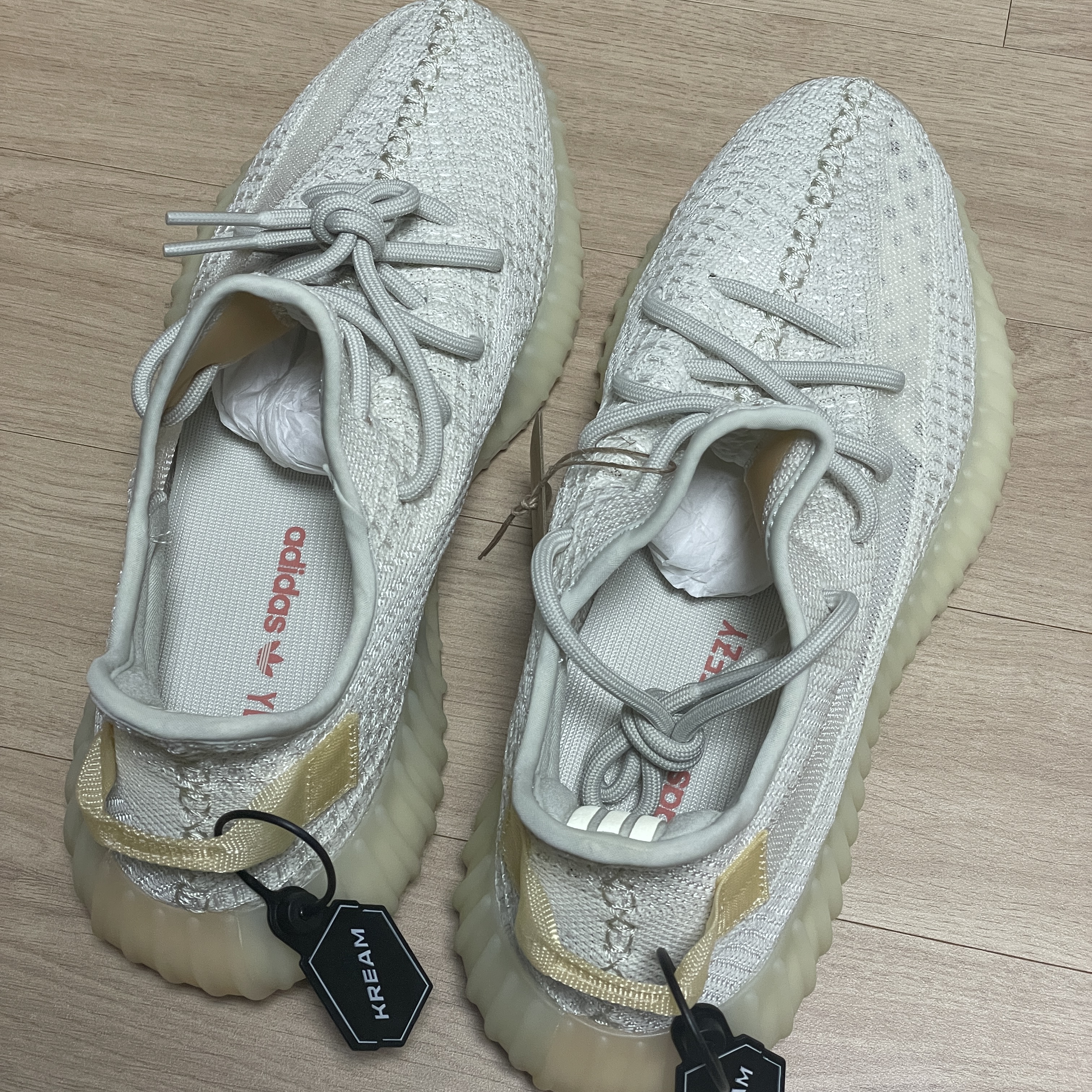 Adidas Yeezy Boost 350 V2 Light 착용 스타일