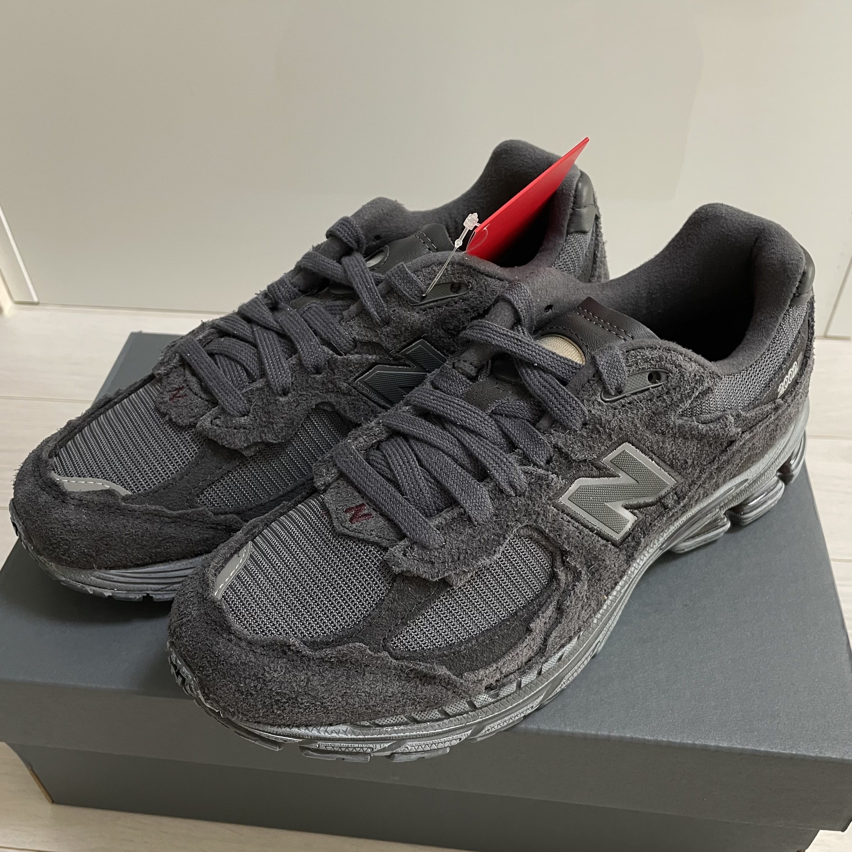 New Balance 2002R Protection Pack Phantom 착용 스타일