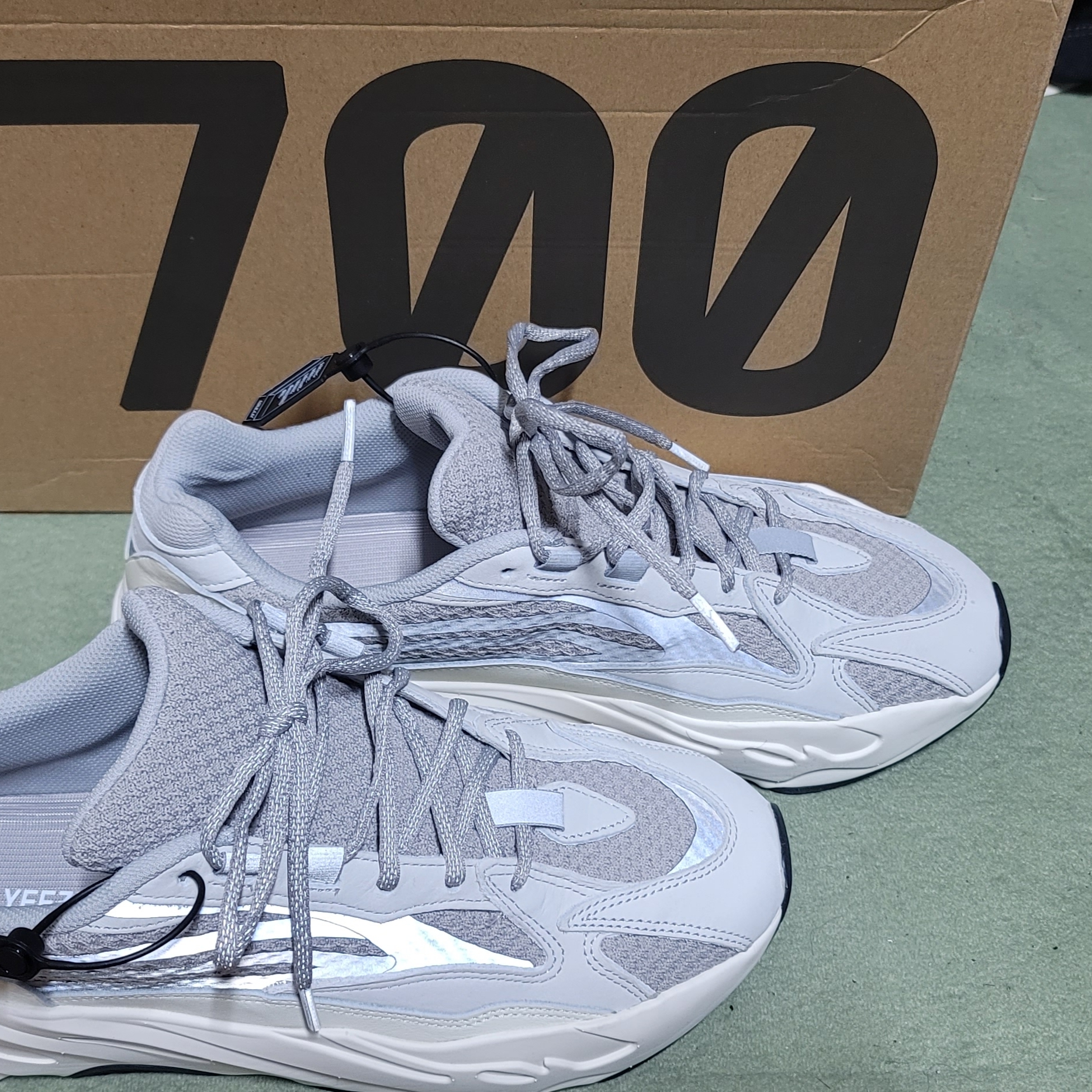 Adidas Yeezy Boost 700 V2 Static 2022 착용 스타일
