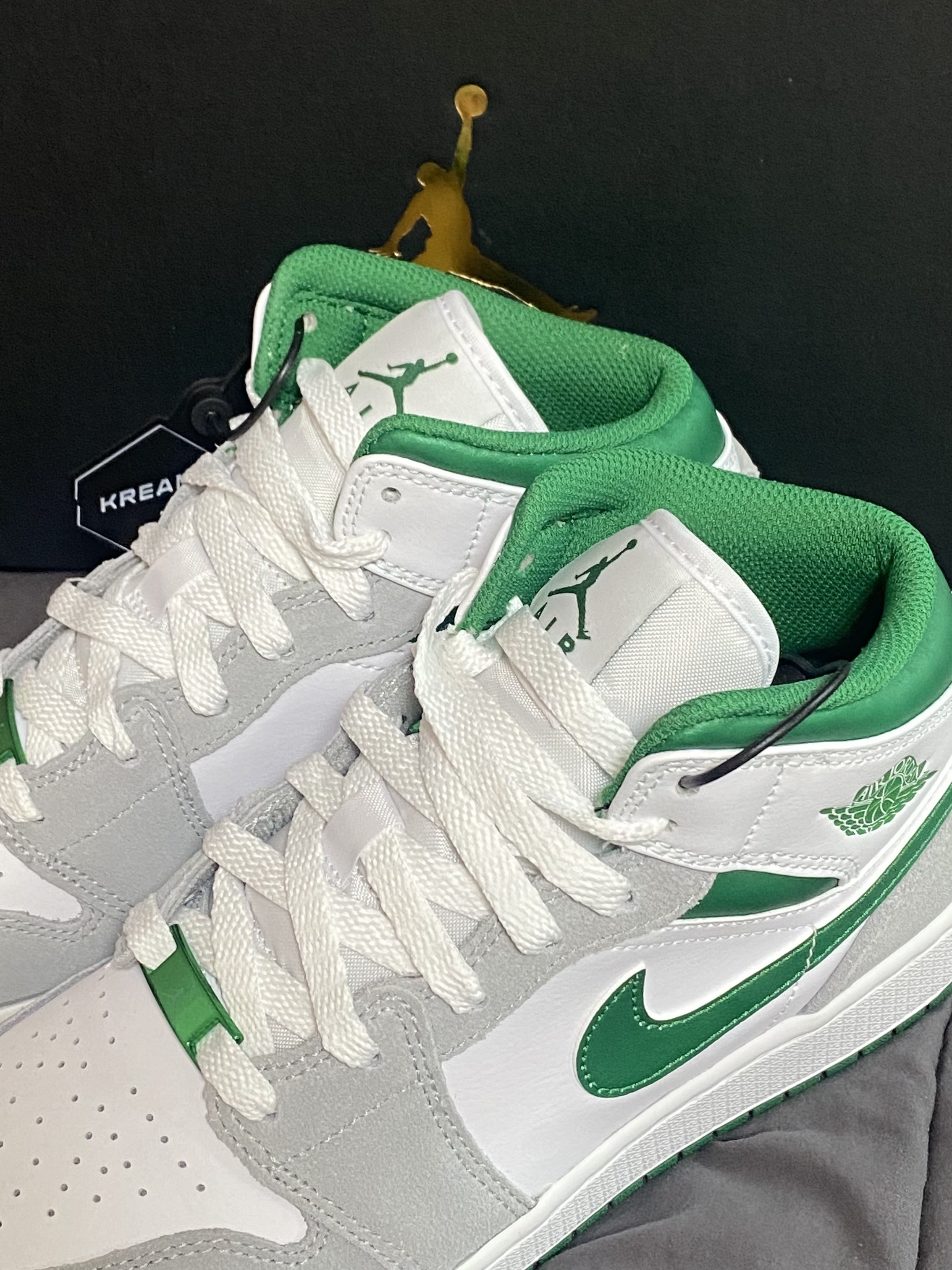 (GS) Jordan 1 Mid SE Pine Green Light Smoke Grey 착용 스타일 - 3