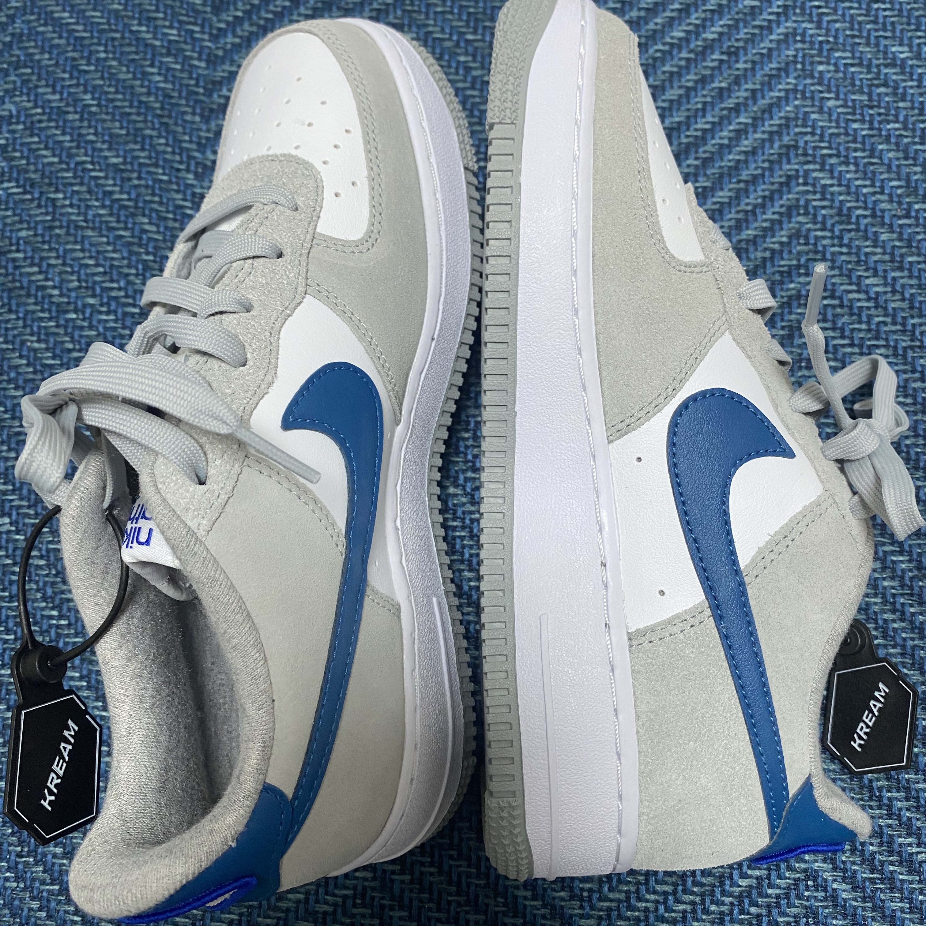 Nike Air Force 1 '07 LV8 Athletic Club Light Smoke Grey Marina 착용 스타일