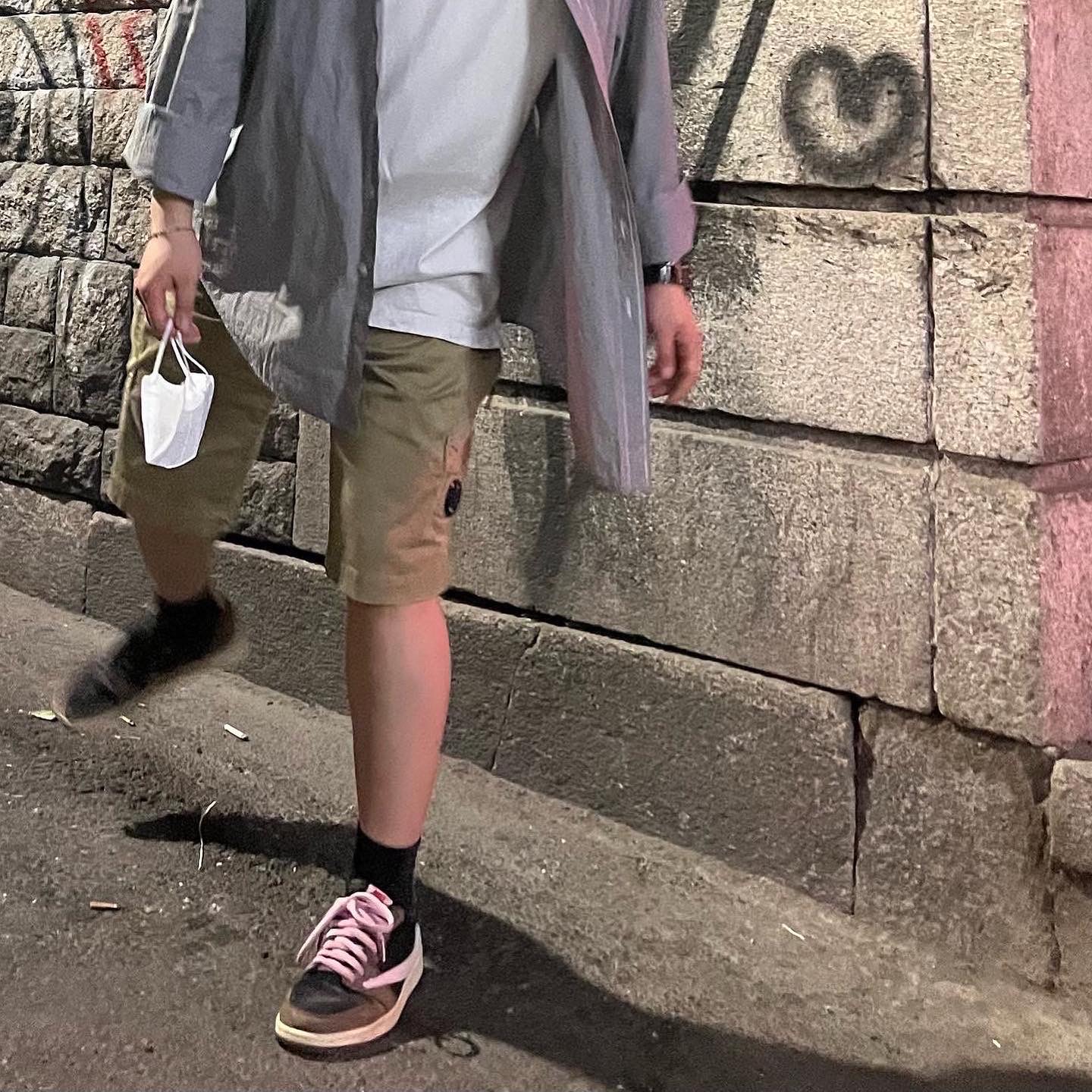Jordan 1 x Travis Scott Retro Low OG SP Mocha 착용 스타일 - 2