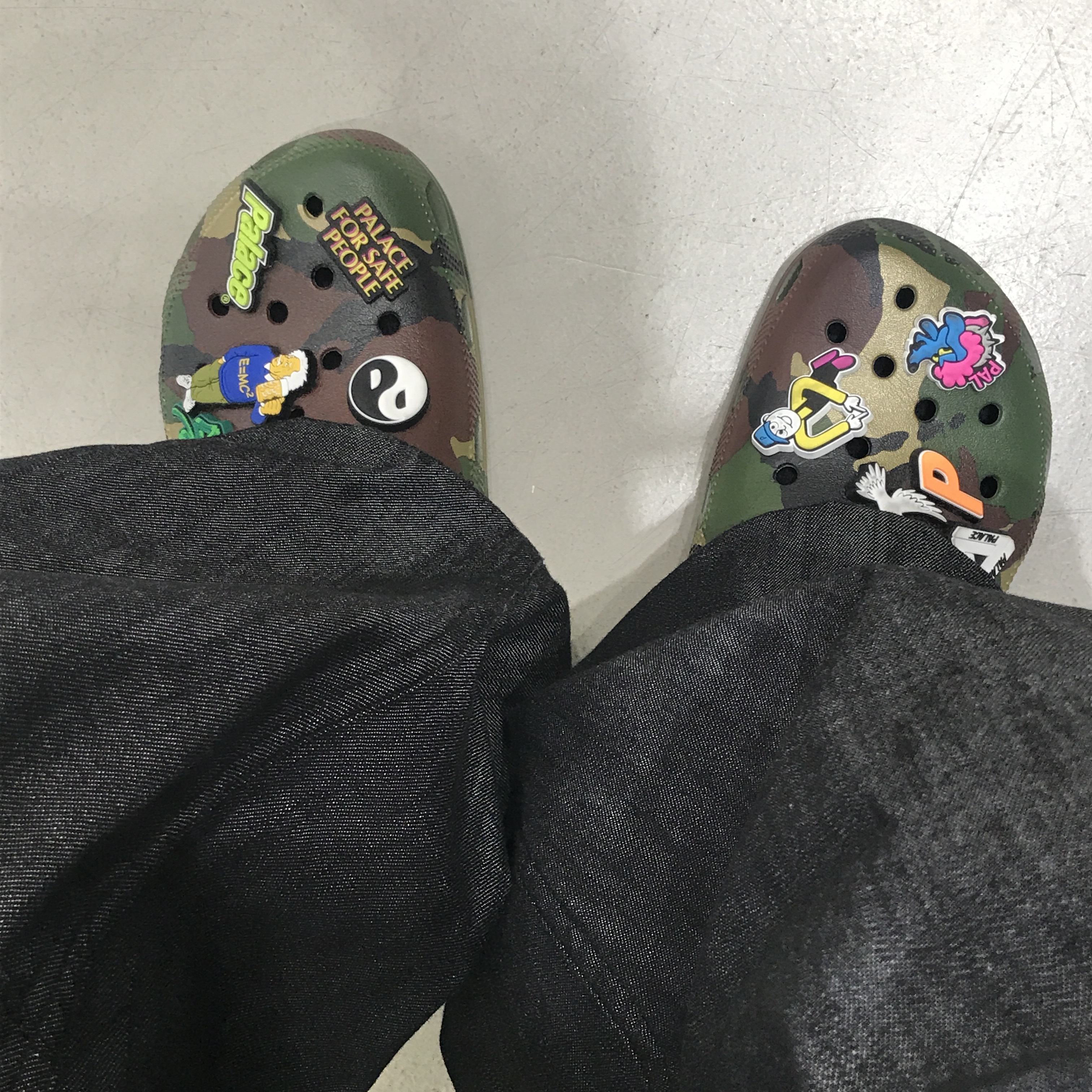 Crocs x Palace Classic Clog Woodland Camo 착용 스타일