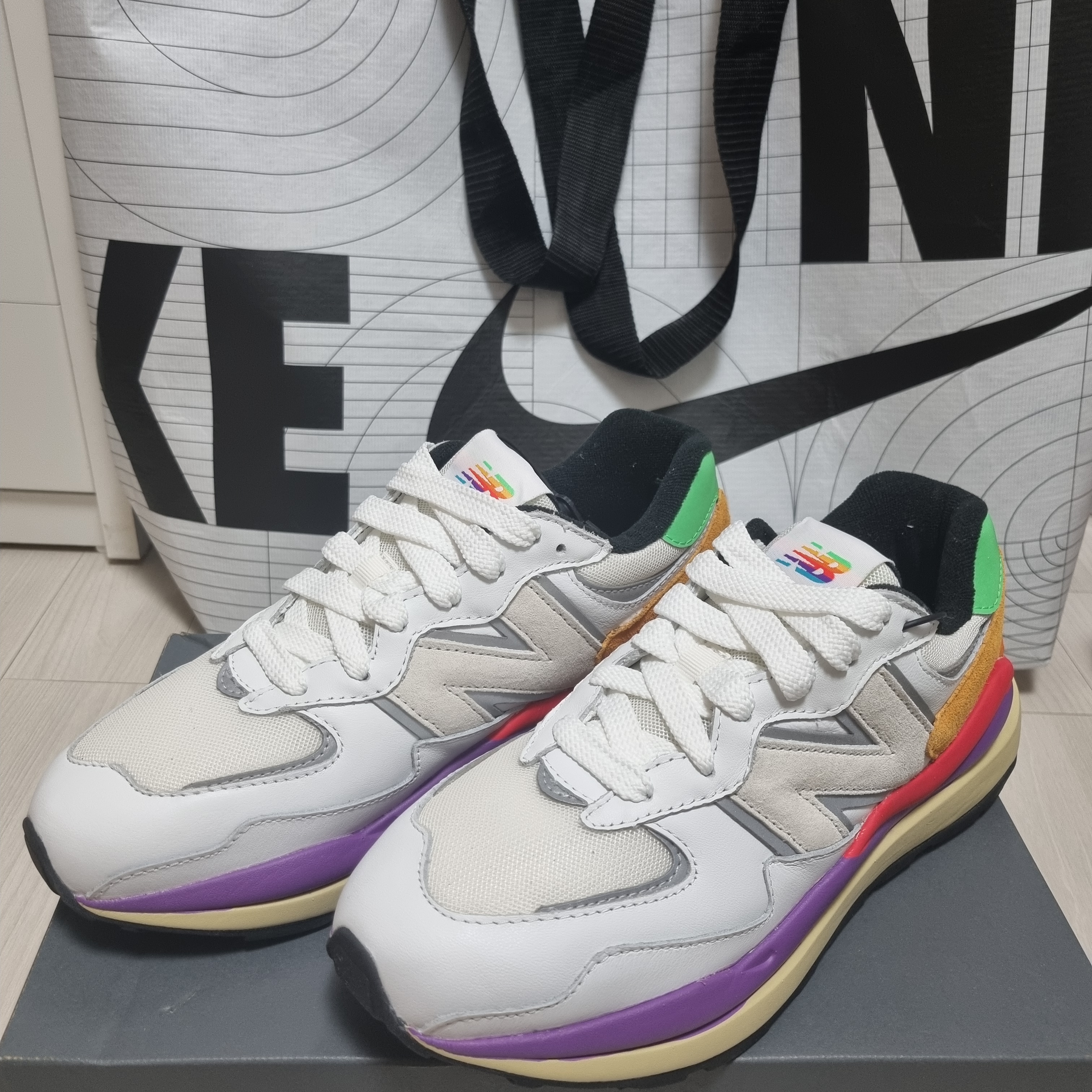 New Balance 5740 White Multicolor 착용 스타일