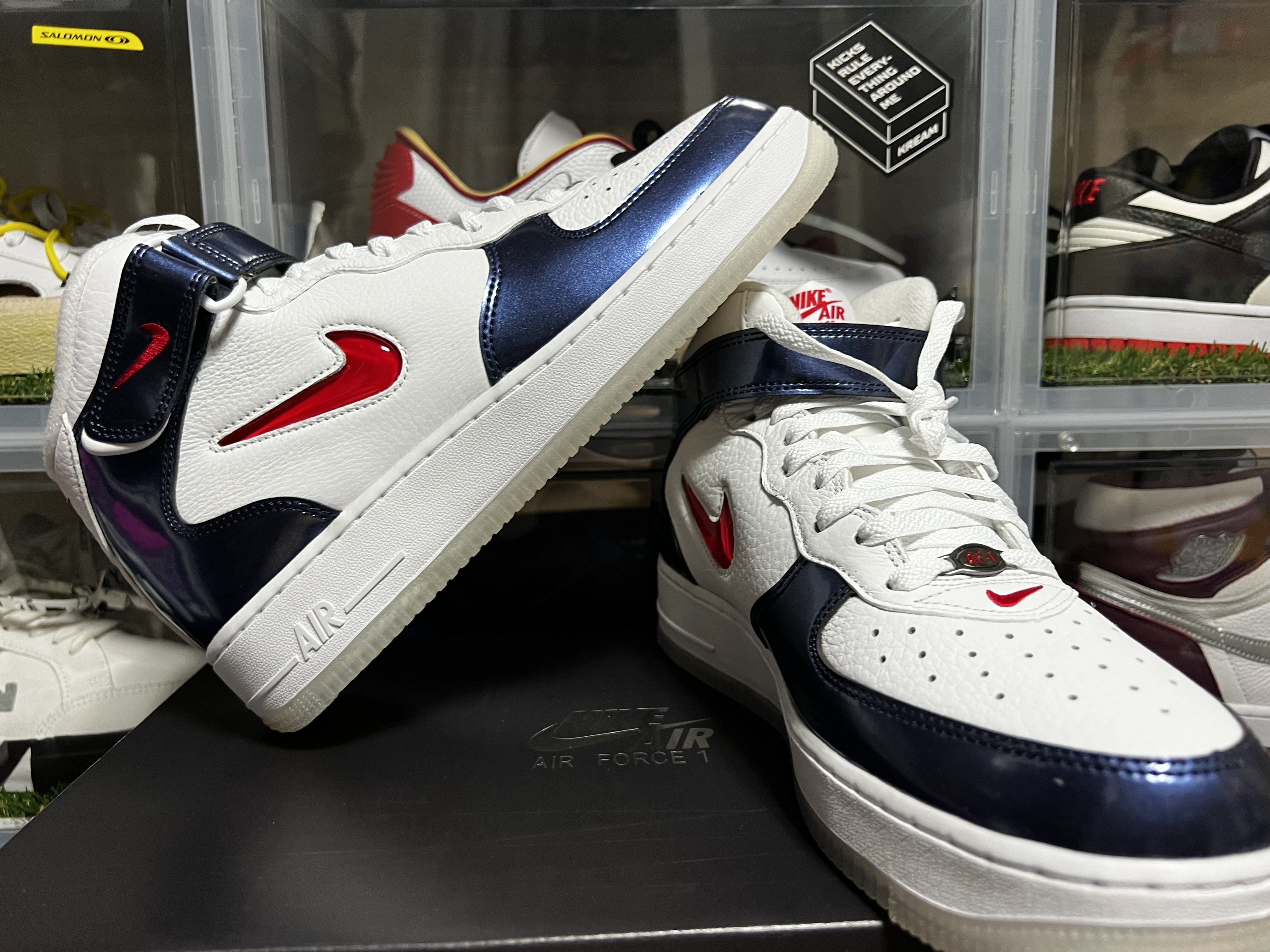 Nike Air Force 1 Mid QS University Red and Midnight Navy 착용 스타일 - 3