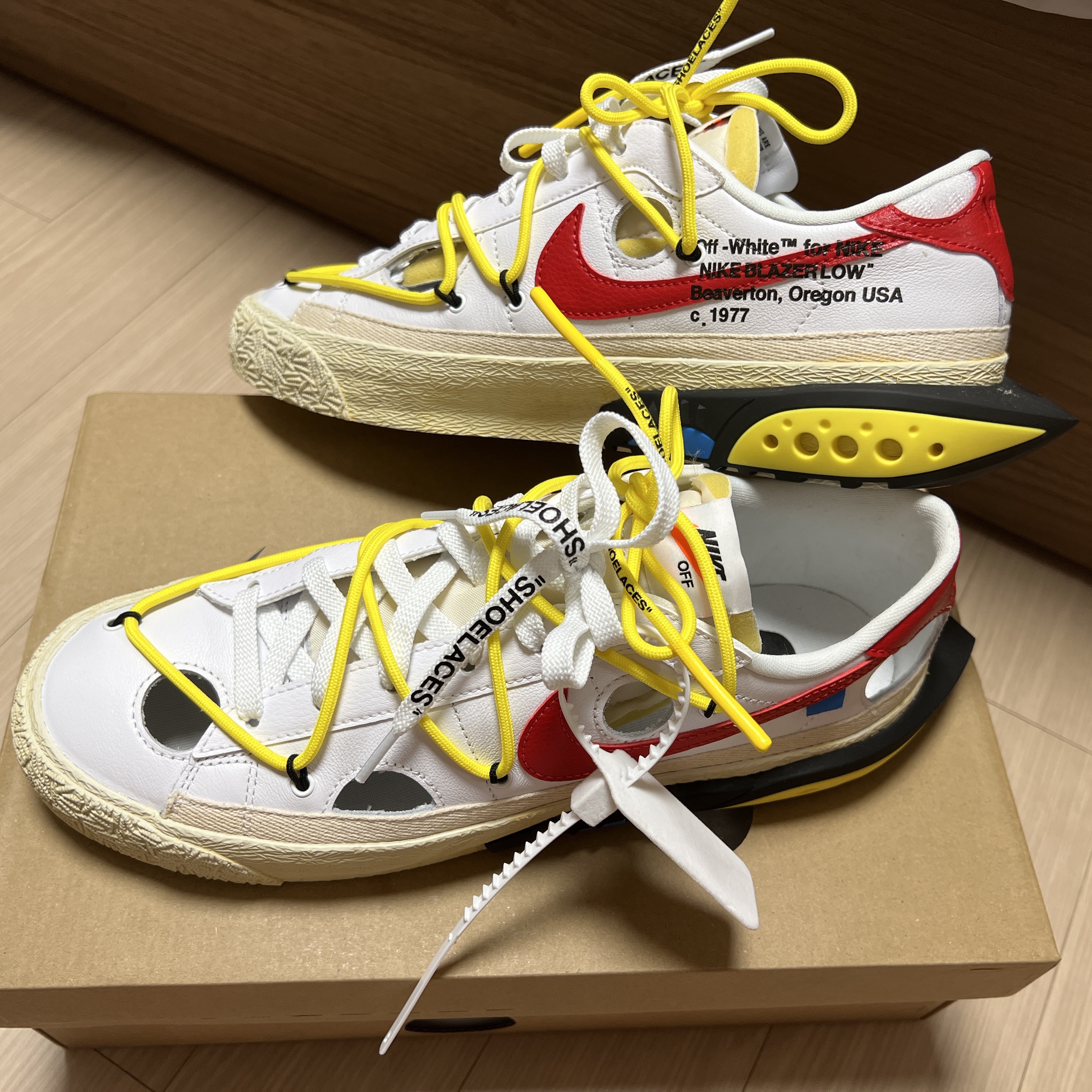 Nike x Off-White Blazer Low '77 White and University Red 착용 스타일 - 2