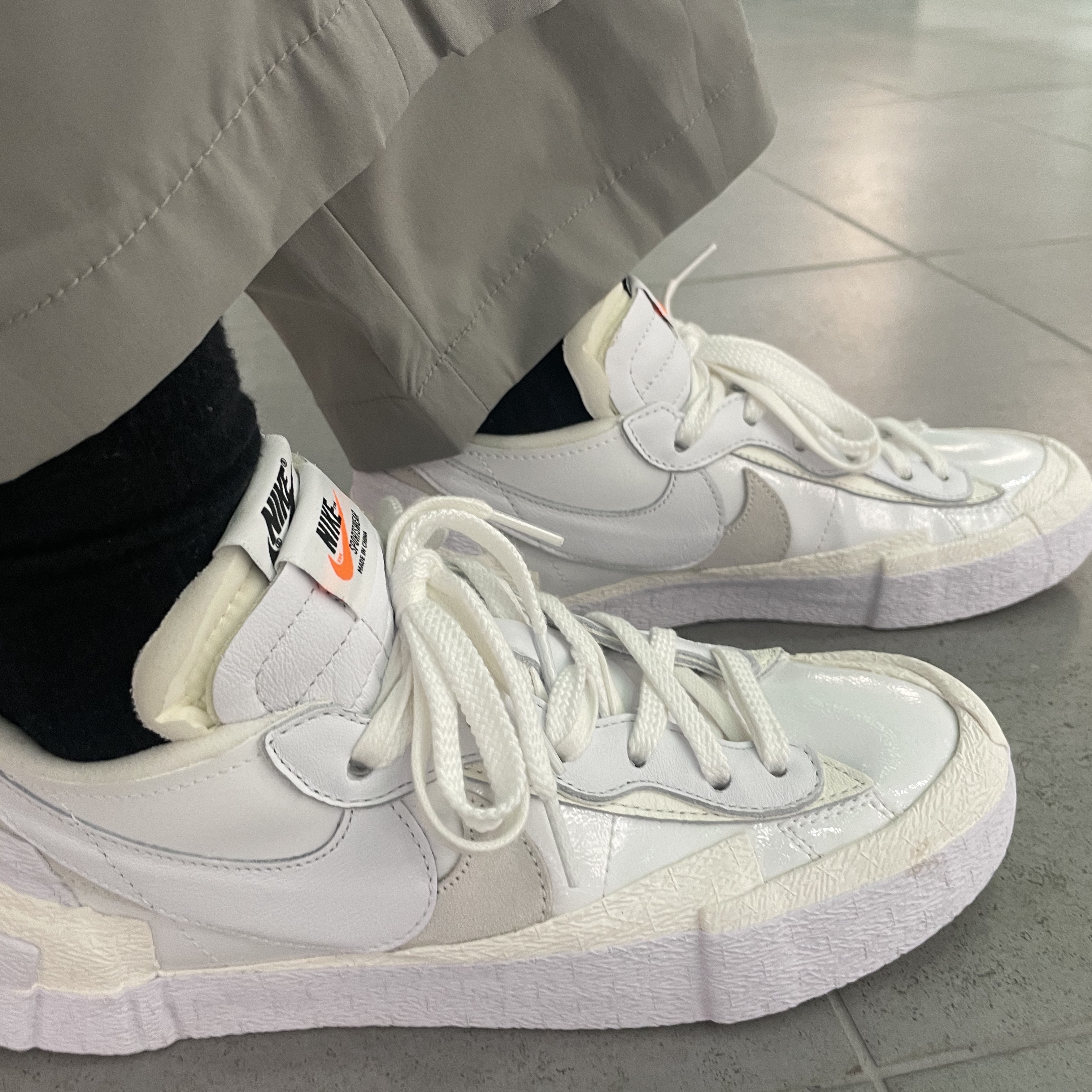 Nike x Sacai Blazer Low White Patent Leather 착용 스타일
