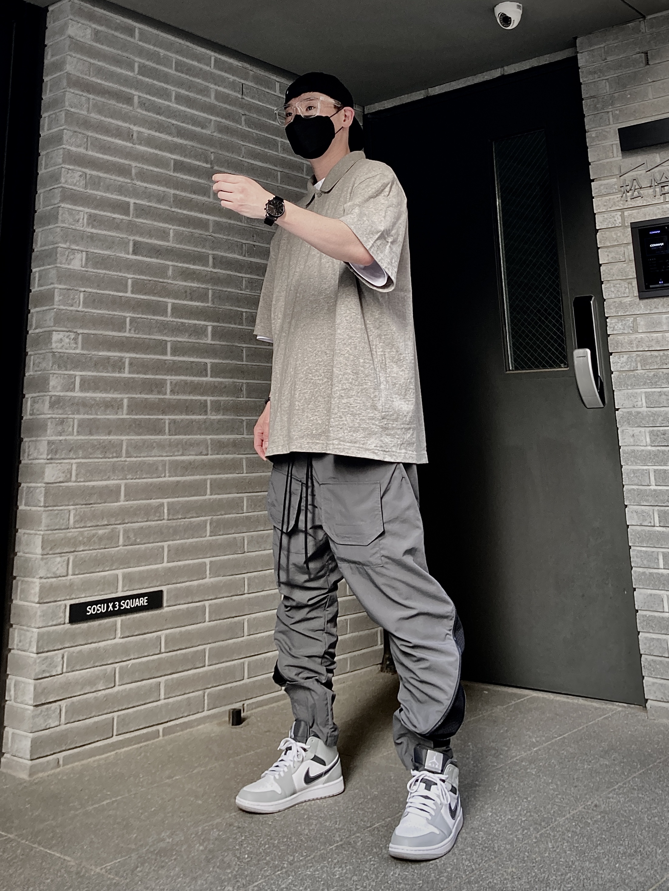 Jordan 1 Mid Light Smoke Grey Anthracite, Essentials Short Sleeve Polo Heather Oatmeal - 21SS 착용 스타일 - 1