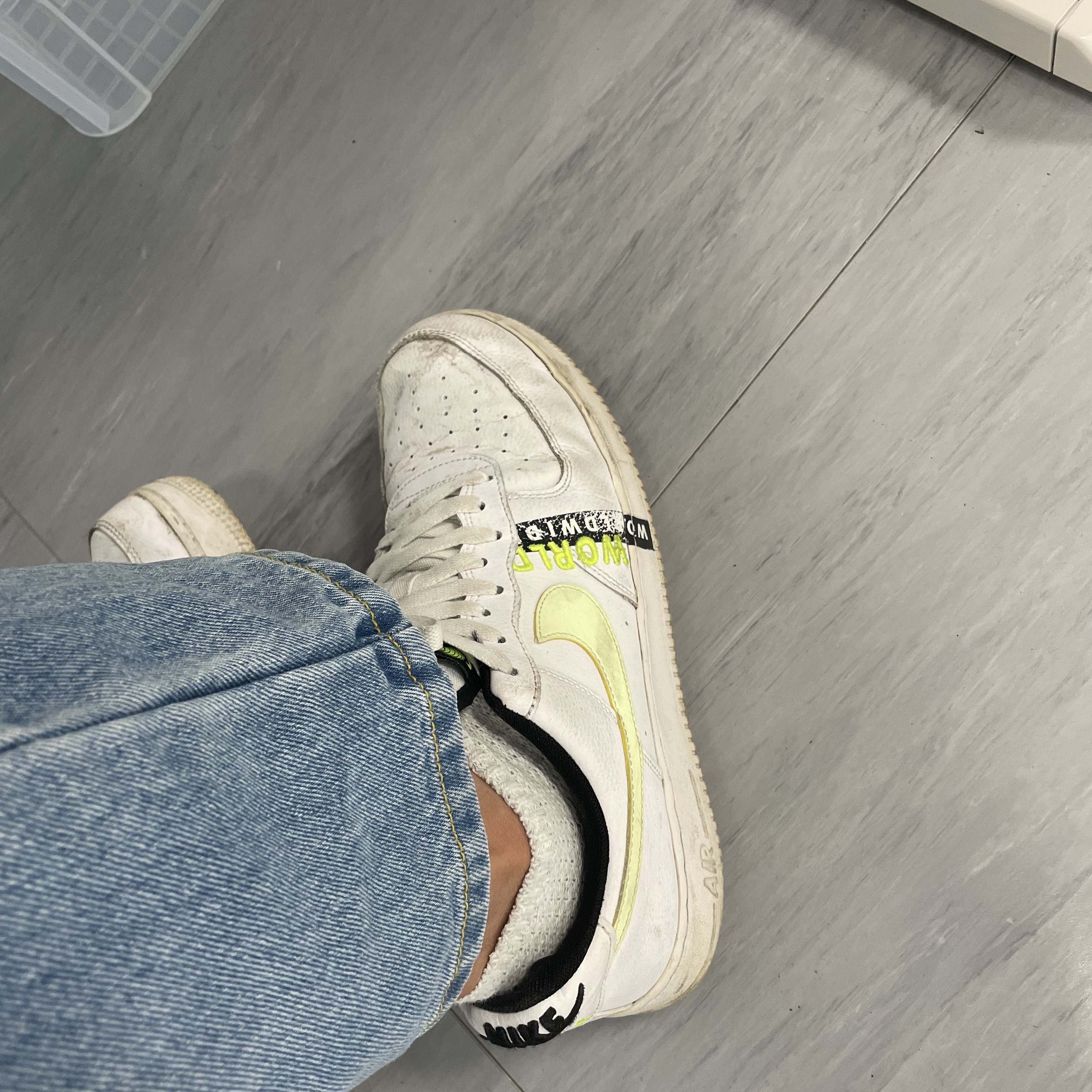 Nike Air Force 1 '07 LV8 Worldwide Pack White Volt 착용 스타일