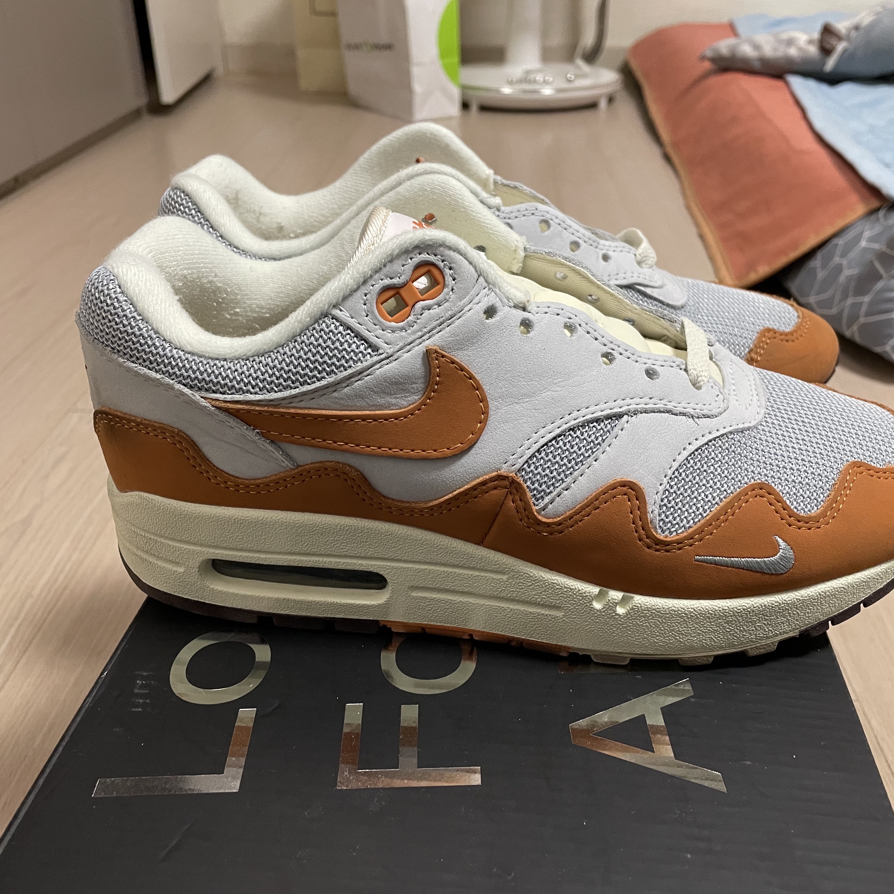 Nike x Patta Air Max 1 Monarch 착용 스타일