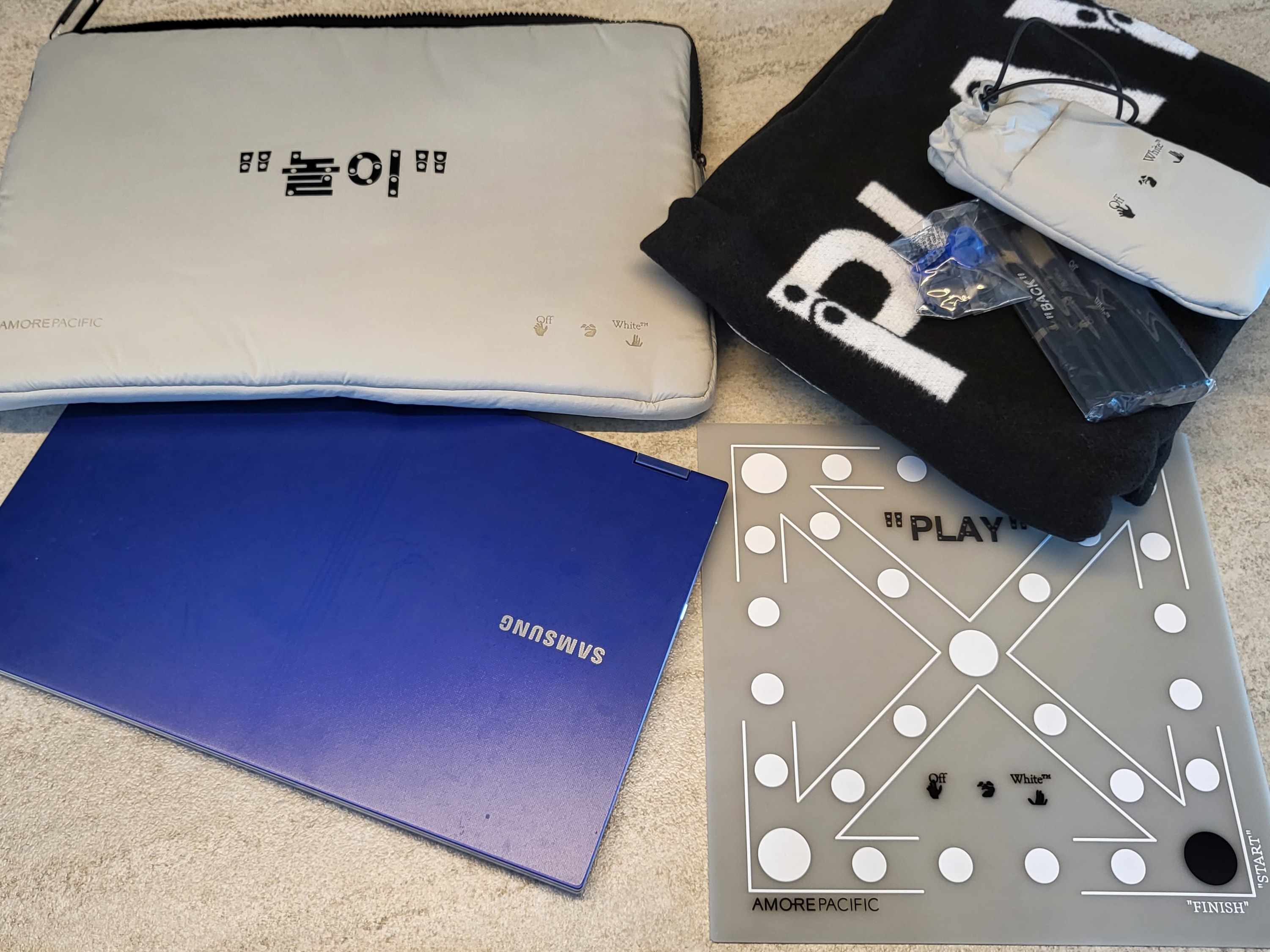 Off-White x Amore Pacific Play Kit 착용 스타일