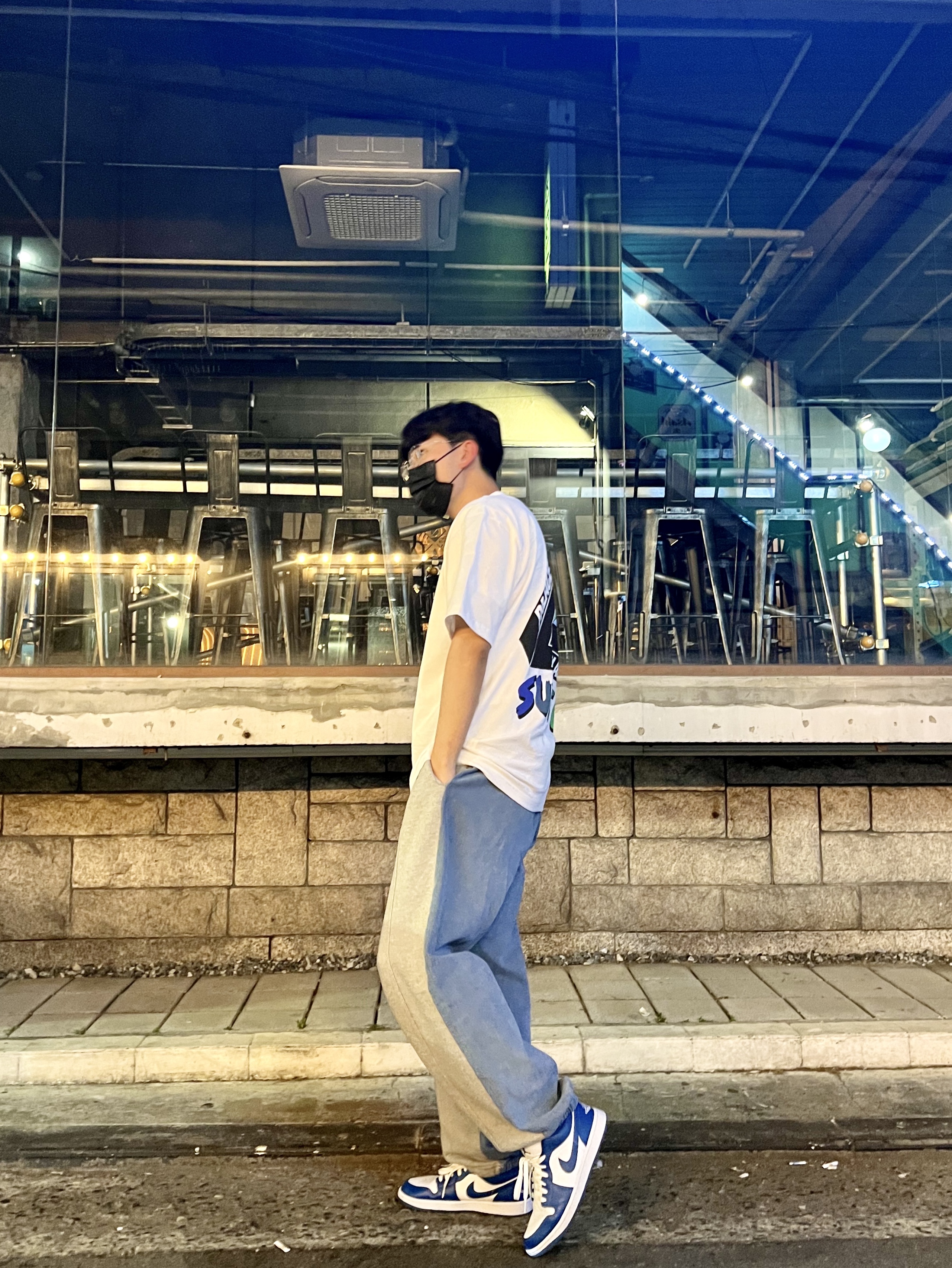 Palace Tri-Surf Co T-Shirt White - 22SS, (W) Jordan 1 Low White Dark Marina Blue 착용 스타일