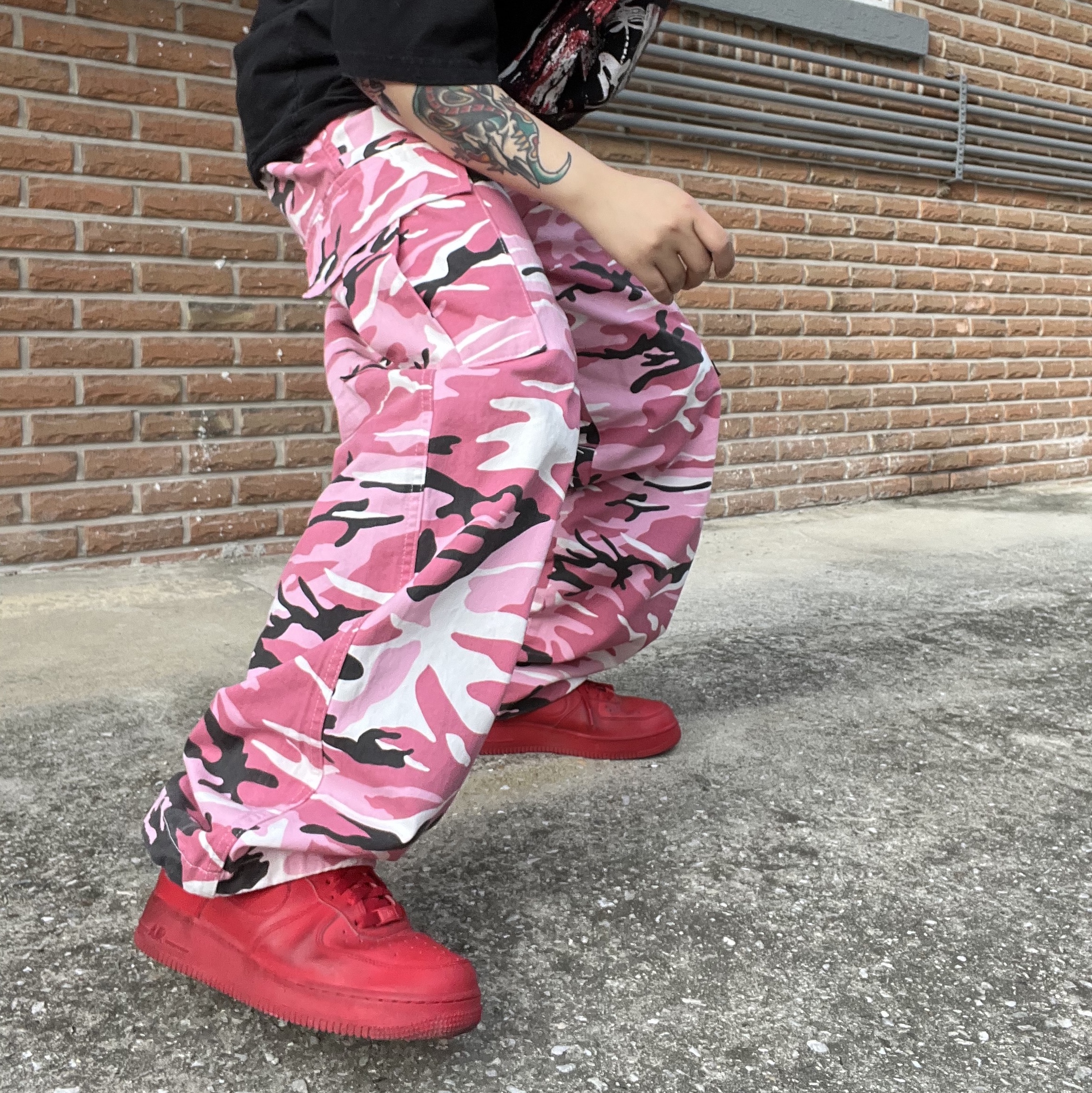 Nike Air Force 1 '07 LV8 Low 1 Triple Red 착용 스타일 - 2