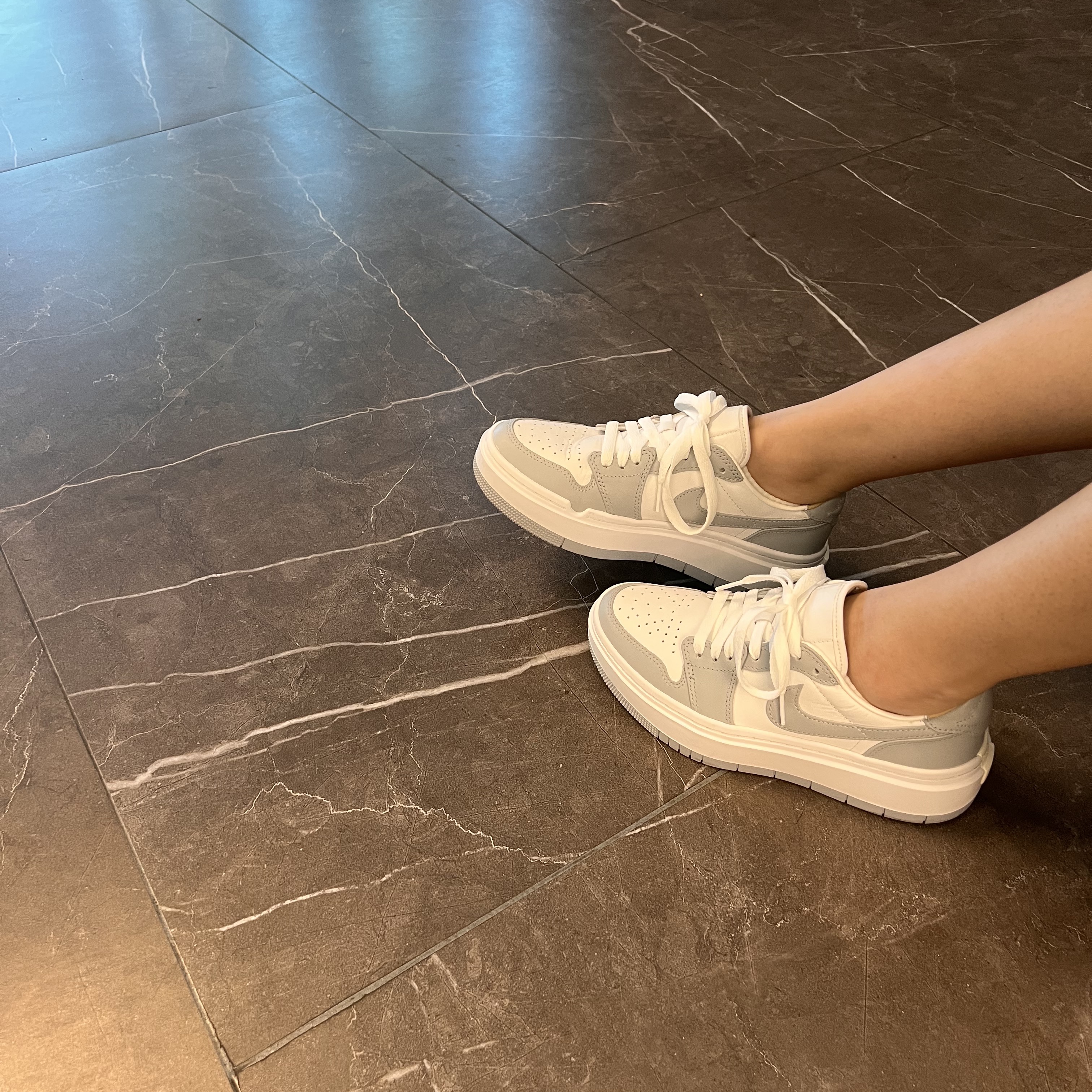(W) Jordan 1 Elevate Low White and Wolf Grey 착용 스타일