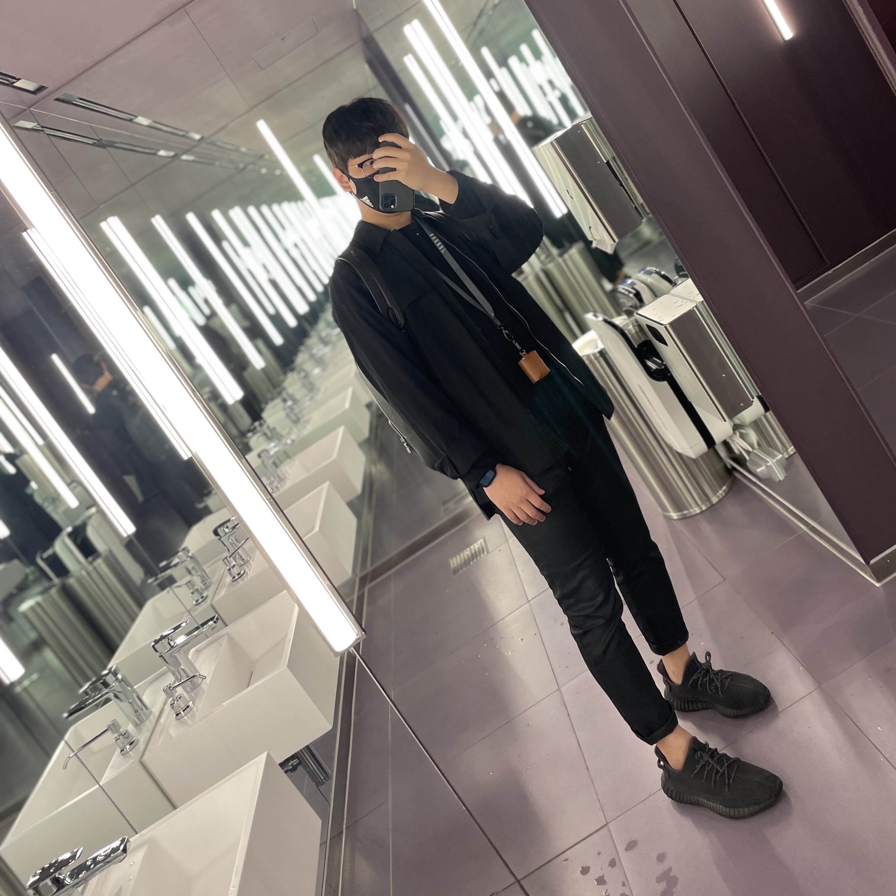 Adidas Yeezy Boost 350 V2 Black - Non-Reflective 착용 스타일