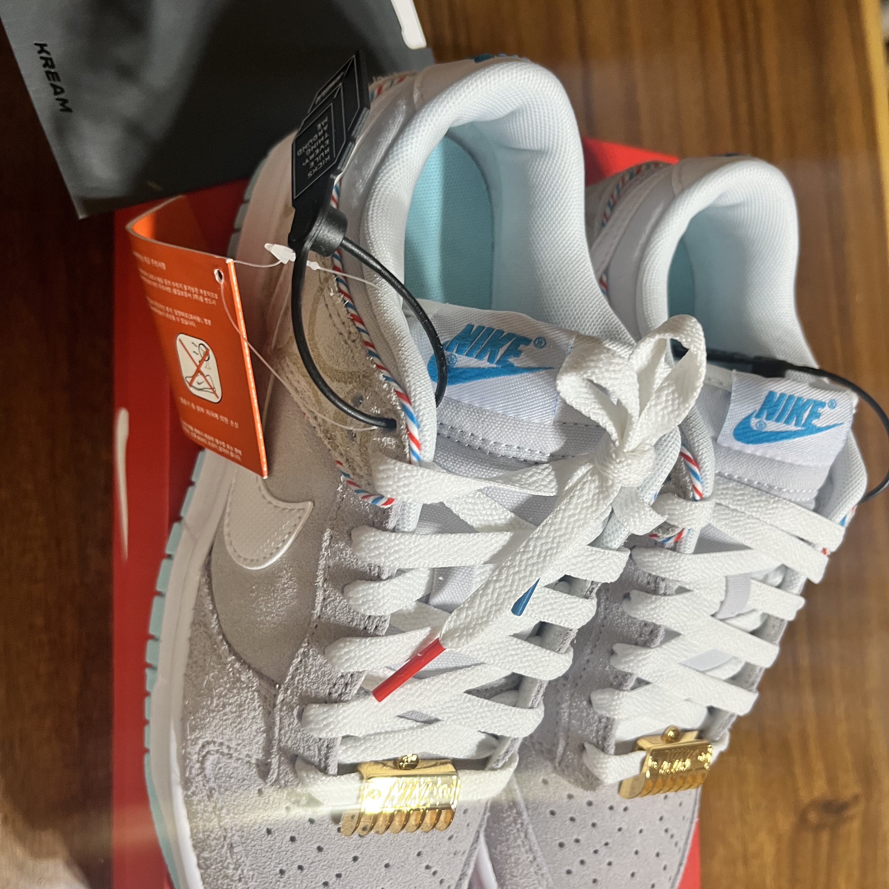 Nike Dunk Low Retro SE Barber Shop Grey 착용 스타일