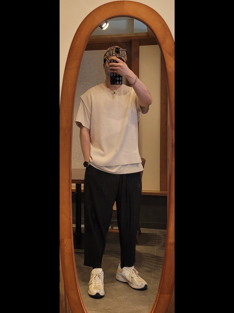 New Balance 2002R Beige Bone, Homme Plisse Issey Miyake Basics Pants Navy 착용 스타일
