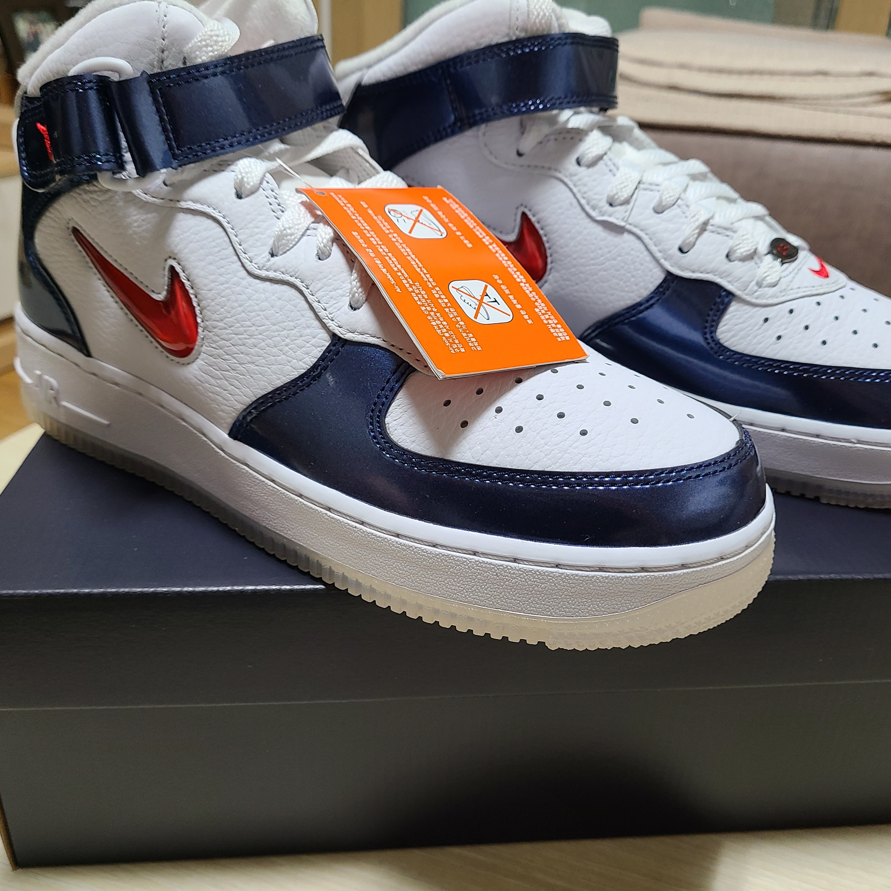 Nike Air Force 1 Mid QS University Red and Midnight Navy 착용 스타일 - 1