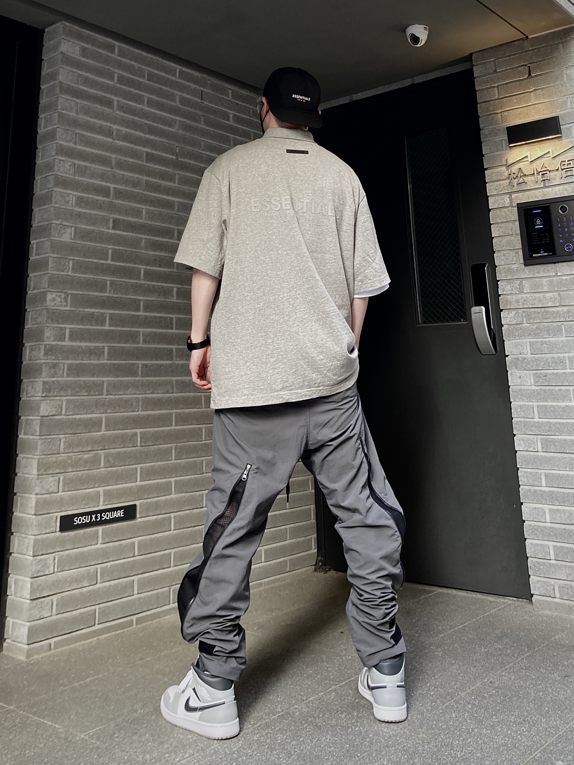 Jordan 1 Mid Light Smoke Grey Anthracite, Essentials Short Sleeve Polo Heather Oatmeal - 21SS 착용 스타일 - 3