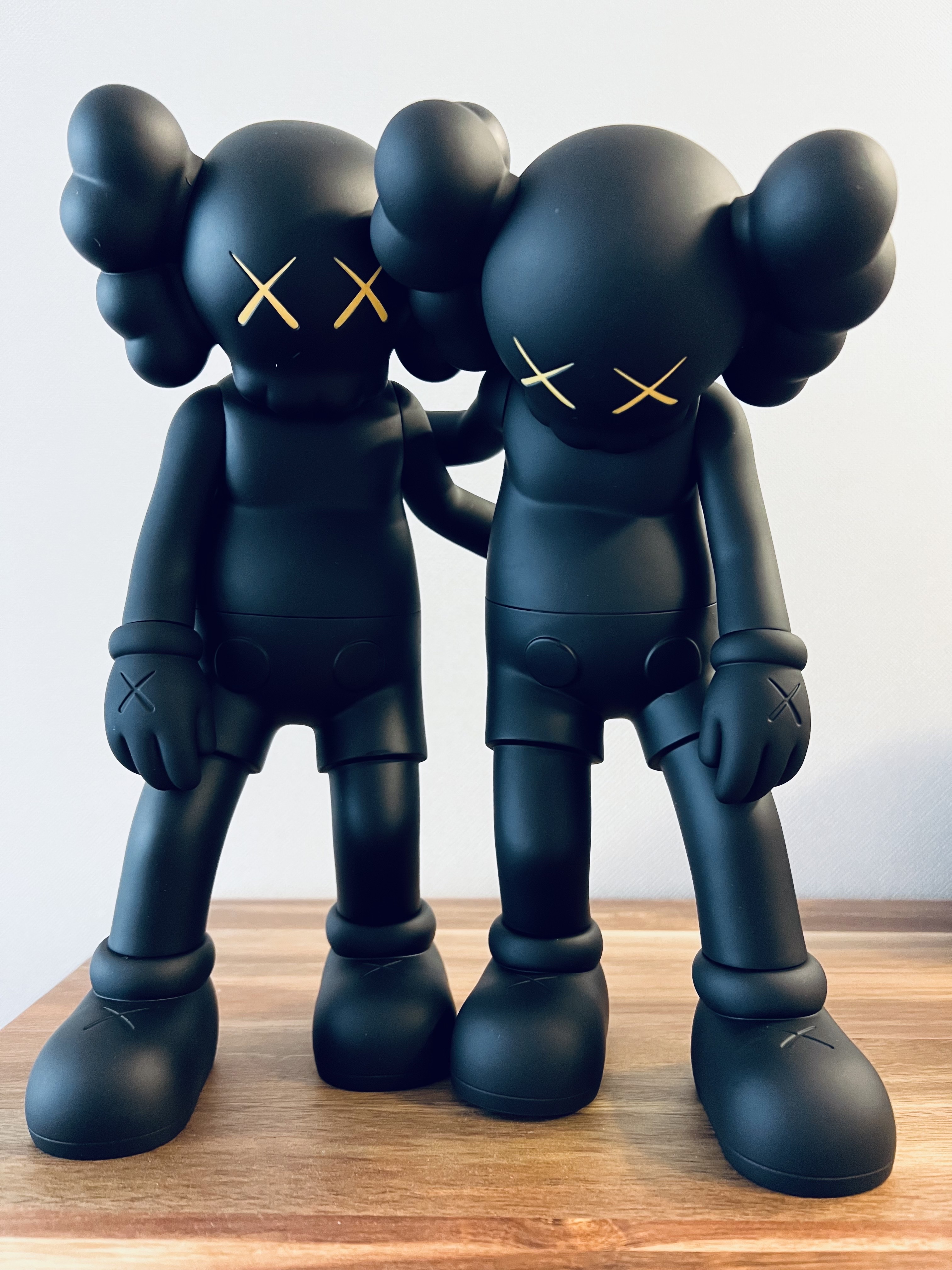 Kaws Along The Way Vinyl Figure Black 착용 스타일 - 1