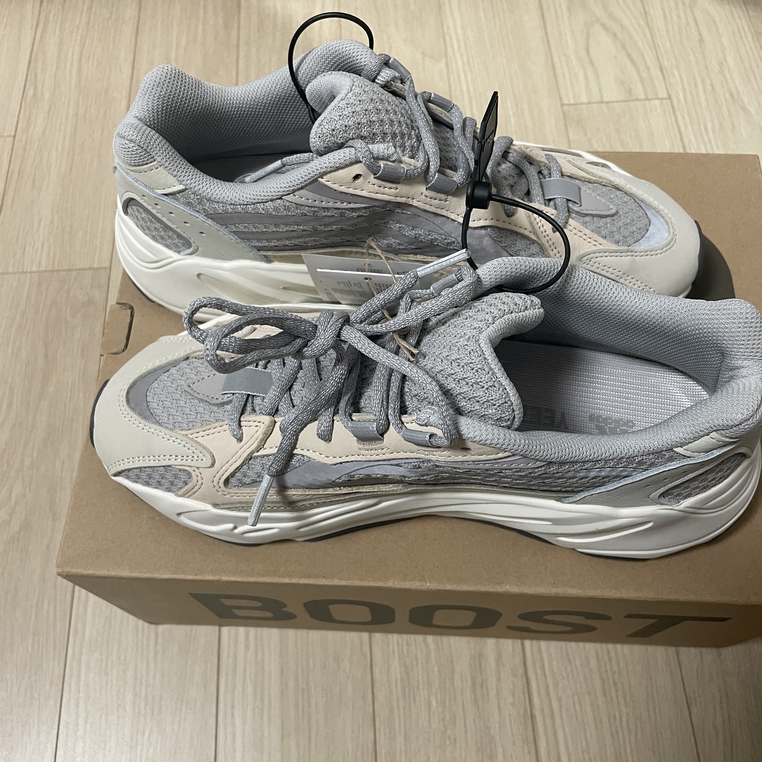 Adidas Yeezy Boost 700 V2 Cream 착용 스타일 - 2