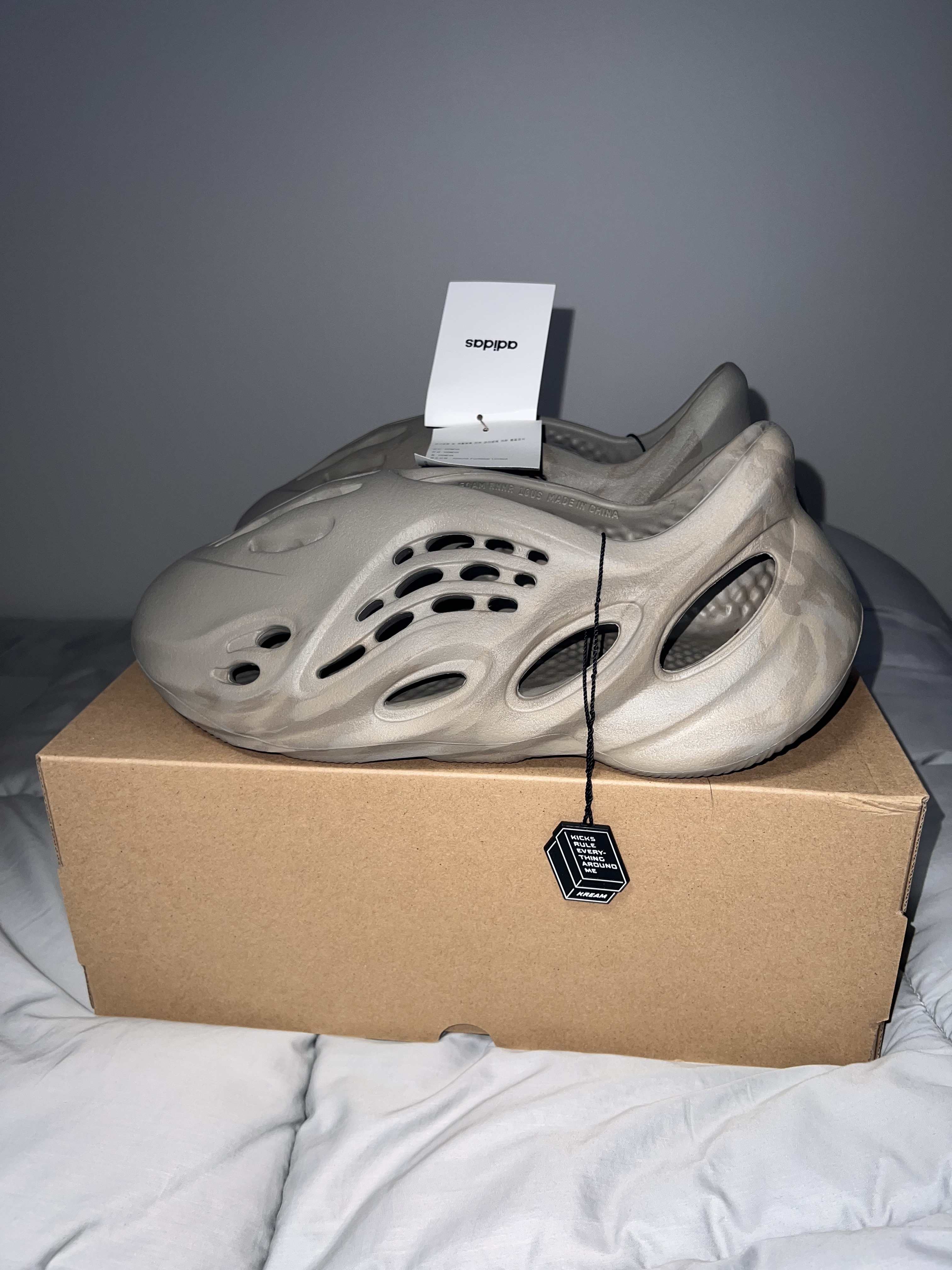 Adidas Yeezy Foam RNNR Stone Sage 착용 스타일 - 1