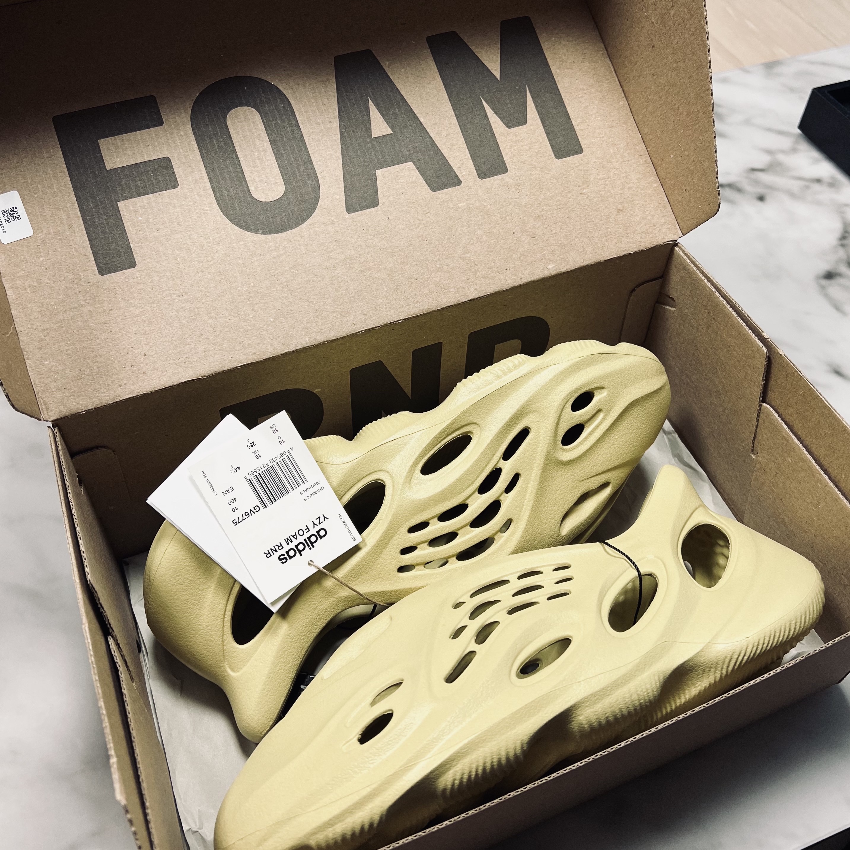 Adidas Yeezy Foam RNNR Sulfur 착용 스타일