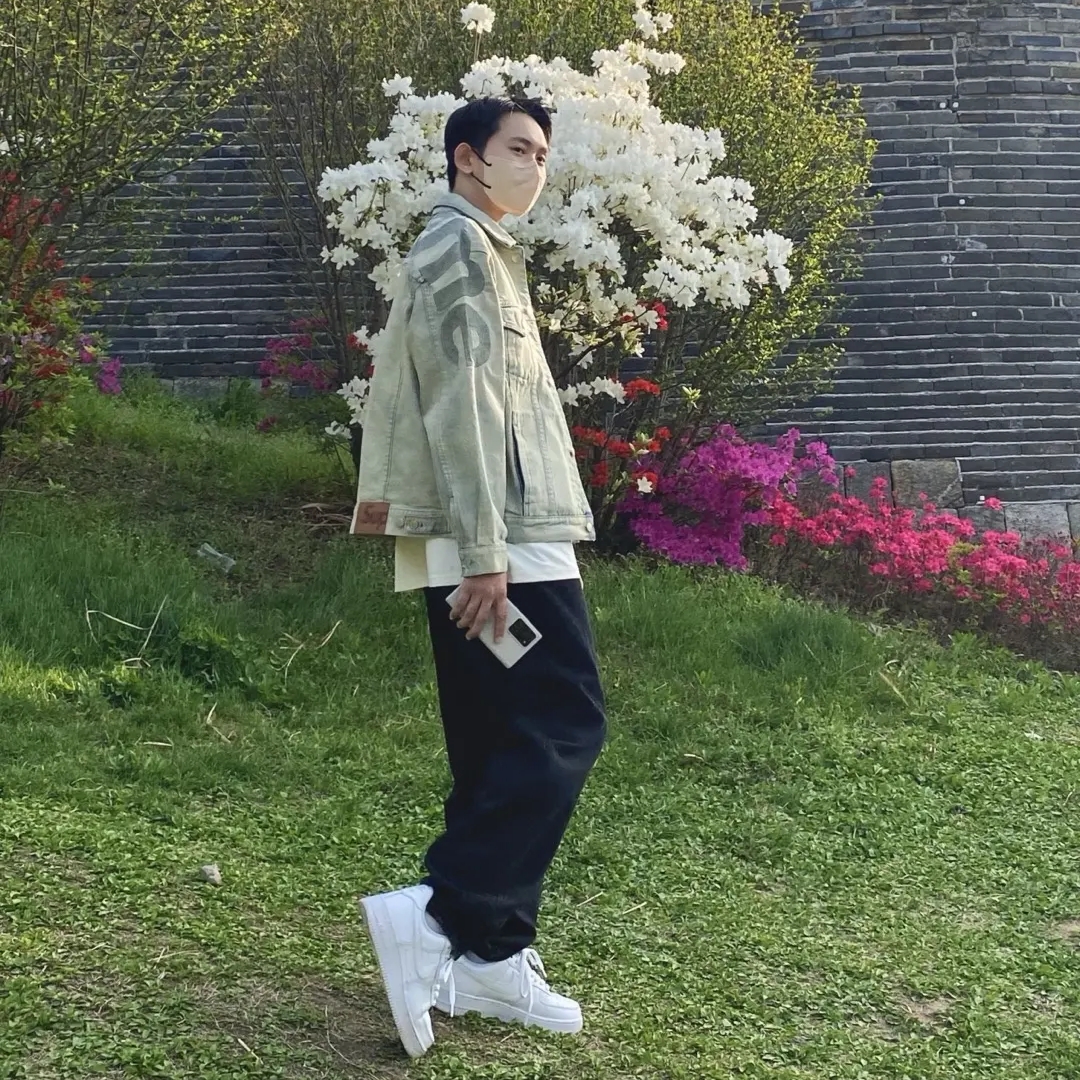 Supreme Inset Logo Denim Trucker Jacket Dirty/Rinsed - 22SS 착용 스타일 - 2