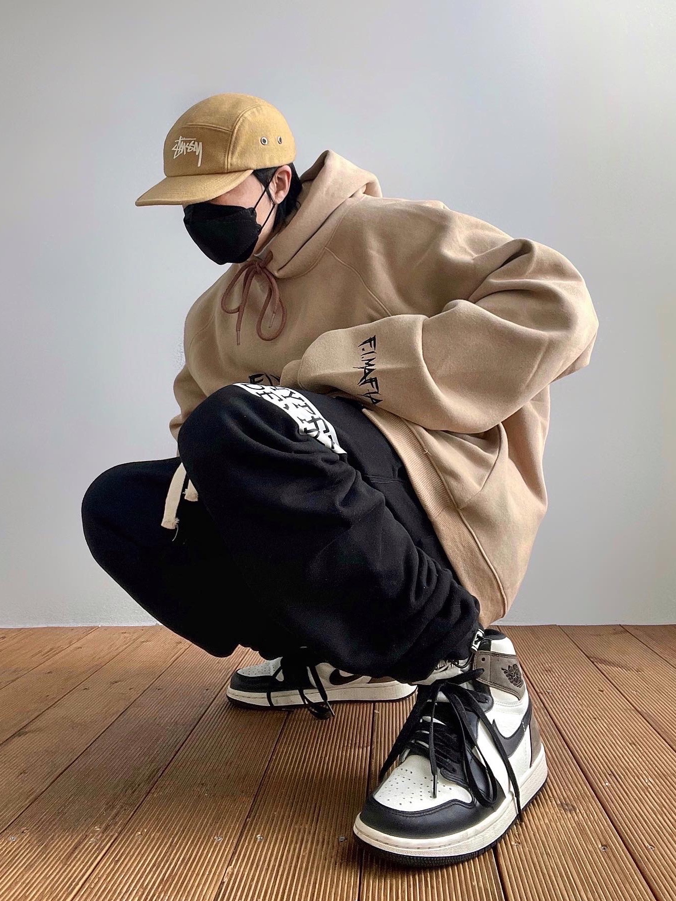 Jordan 1 Retro High OG Black Mocha 착용 스타일