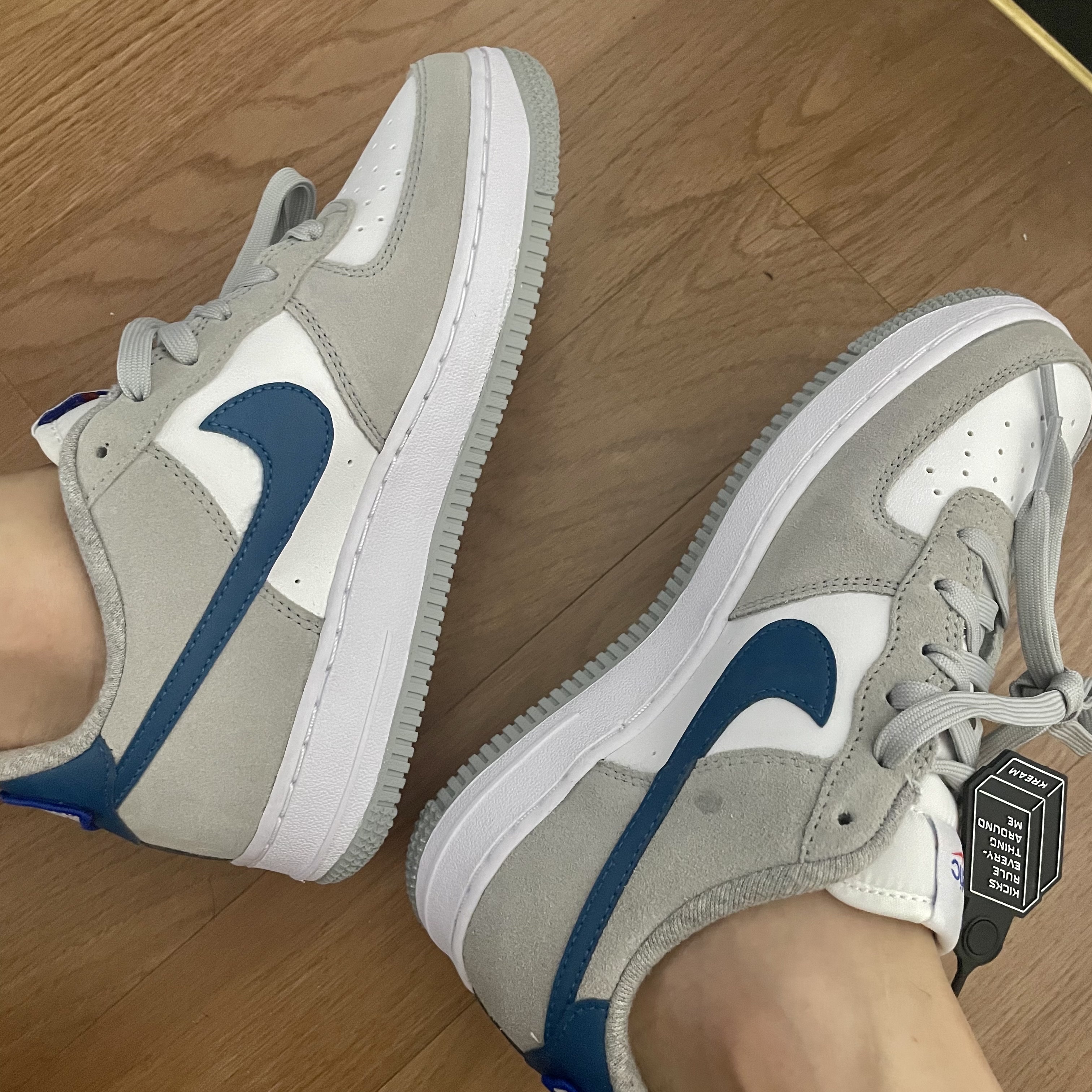 (GS) Nike Air Force 1 LV8 Athletic Club Light Smoke Grey Marina 착용 스타일