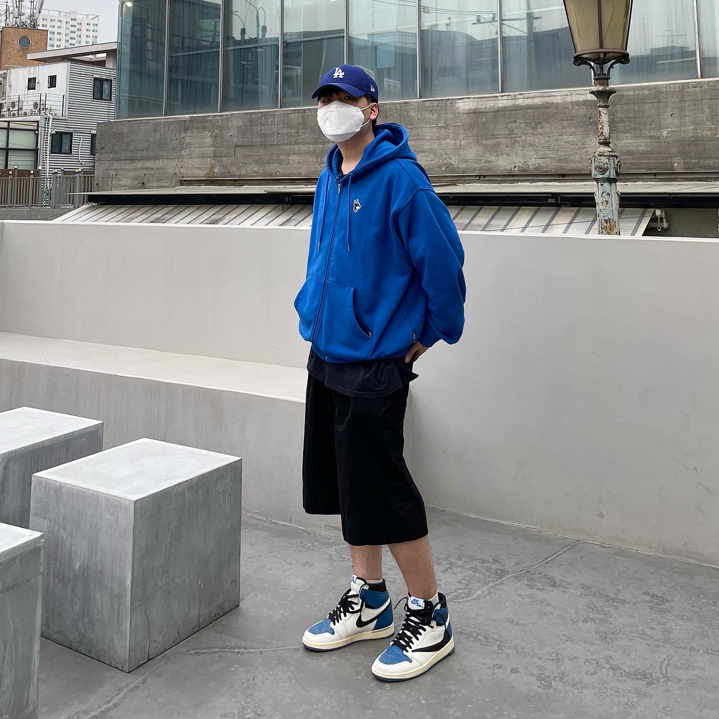 Jordan 1 x Travis Scott x Fragment Retro High OG SP Military Blue 착용 스타일 - 2