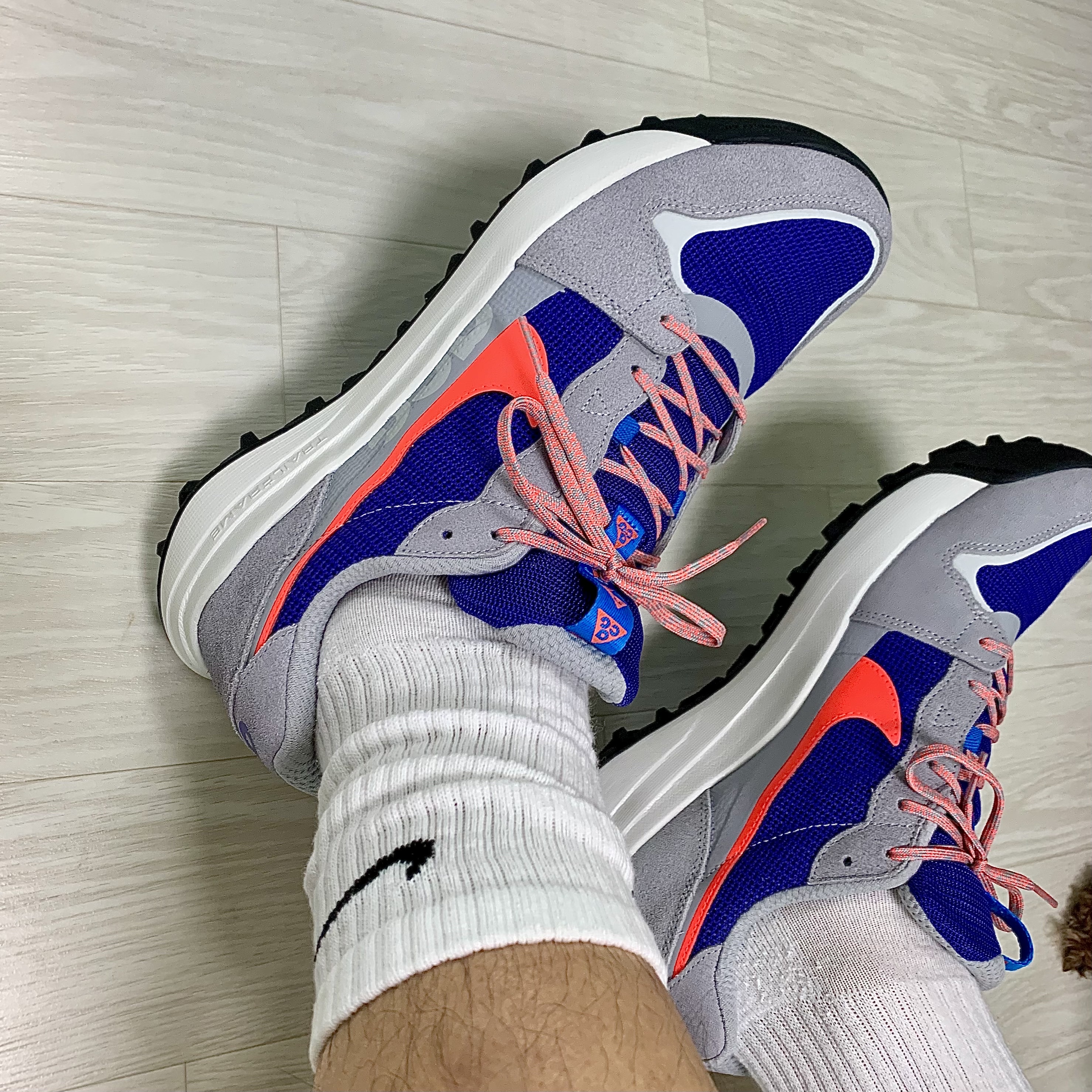 Nike ACG Lowcate Wolf Grey and Bright Crimson 착용 스타일