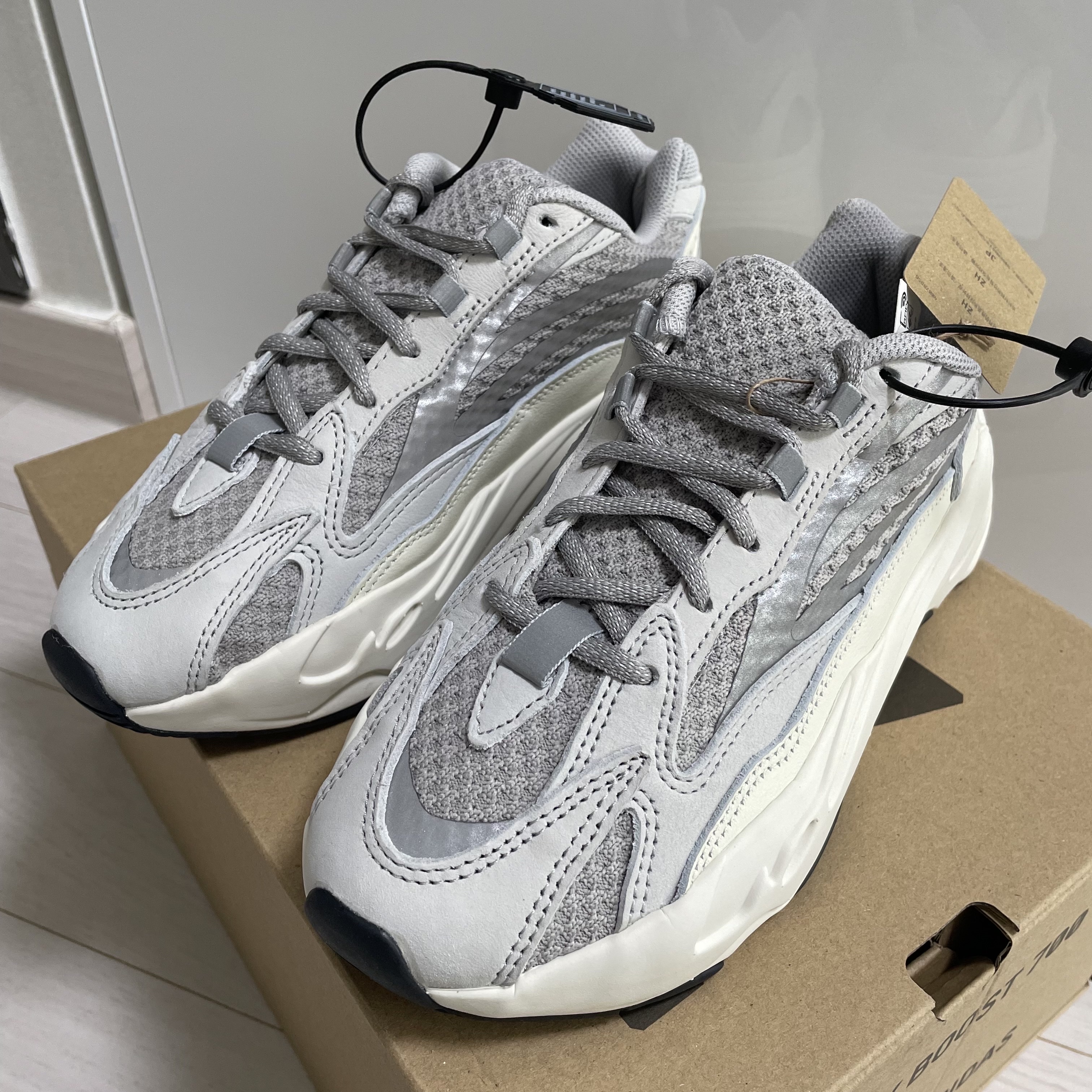 Adidas Yeezy Boost 700 V2 Static 2022 착용 스타일 - 1