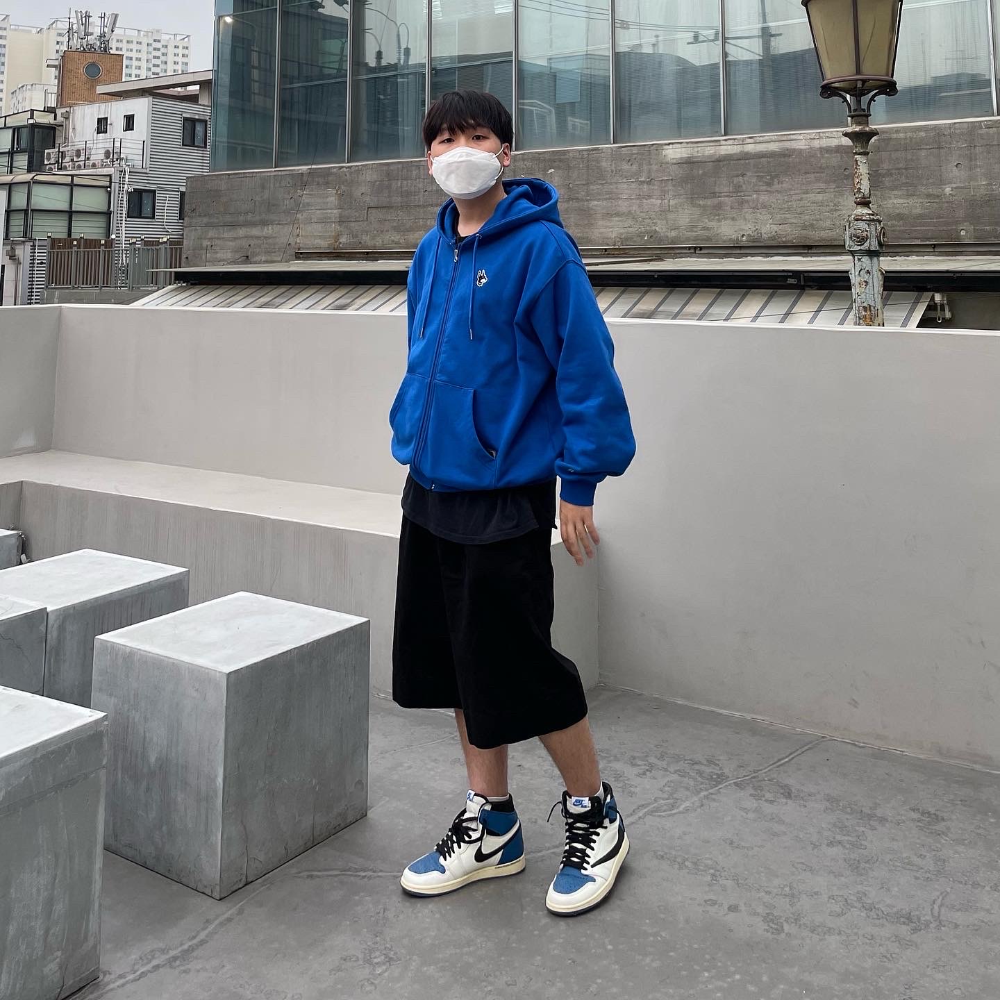Jordan 1 x Travis Scott x Fragment Retro High OG SP Military Blue 착용 스타일 - 1