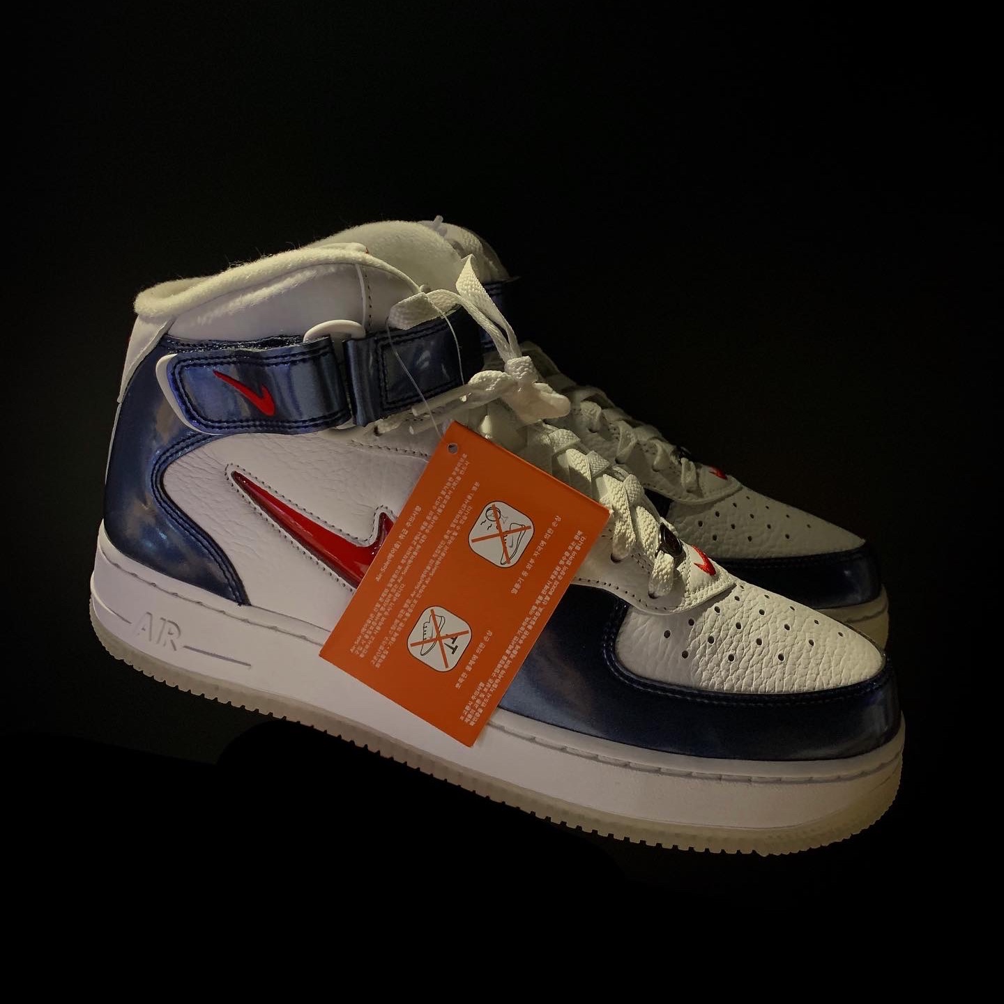 Nike Air Force 1 Mid QS University Red and Midnight Navy 착용 스타일 - 3