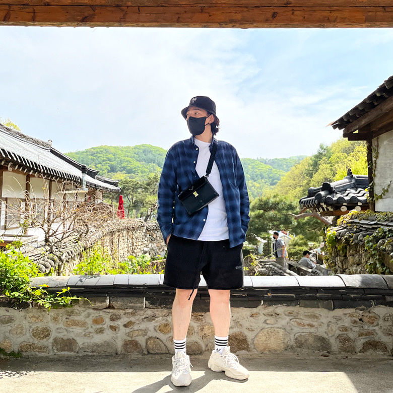 Adidas Yeezy 500 Blush 2022, Essentials Fleece Shorts Weathered Black - 20FW 착용 스타일