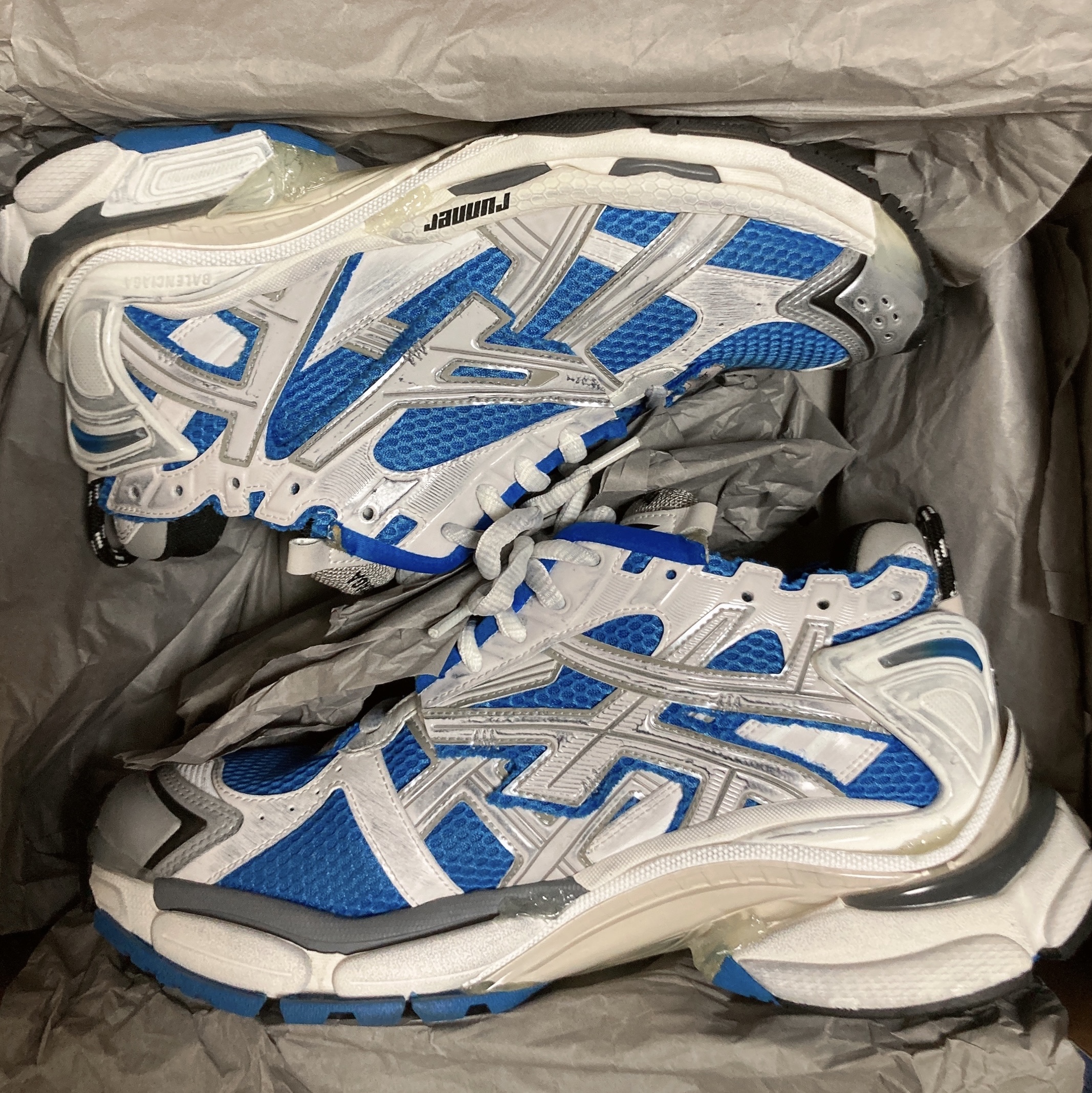 Balenciaga Runner Sneakers Blue White, Balenciaga Runner Sneakers White 착용 스타일 - 3