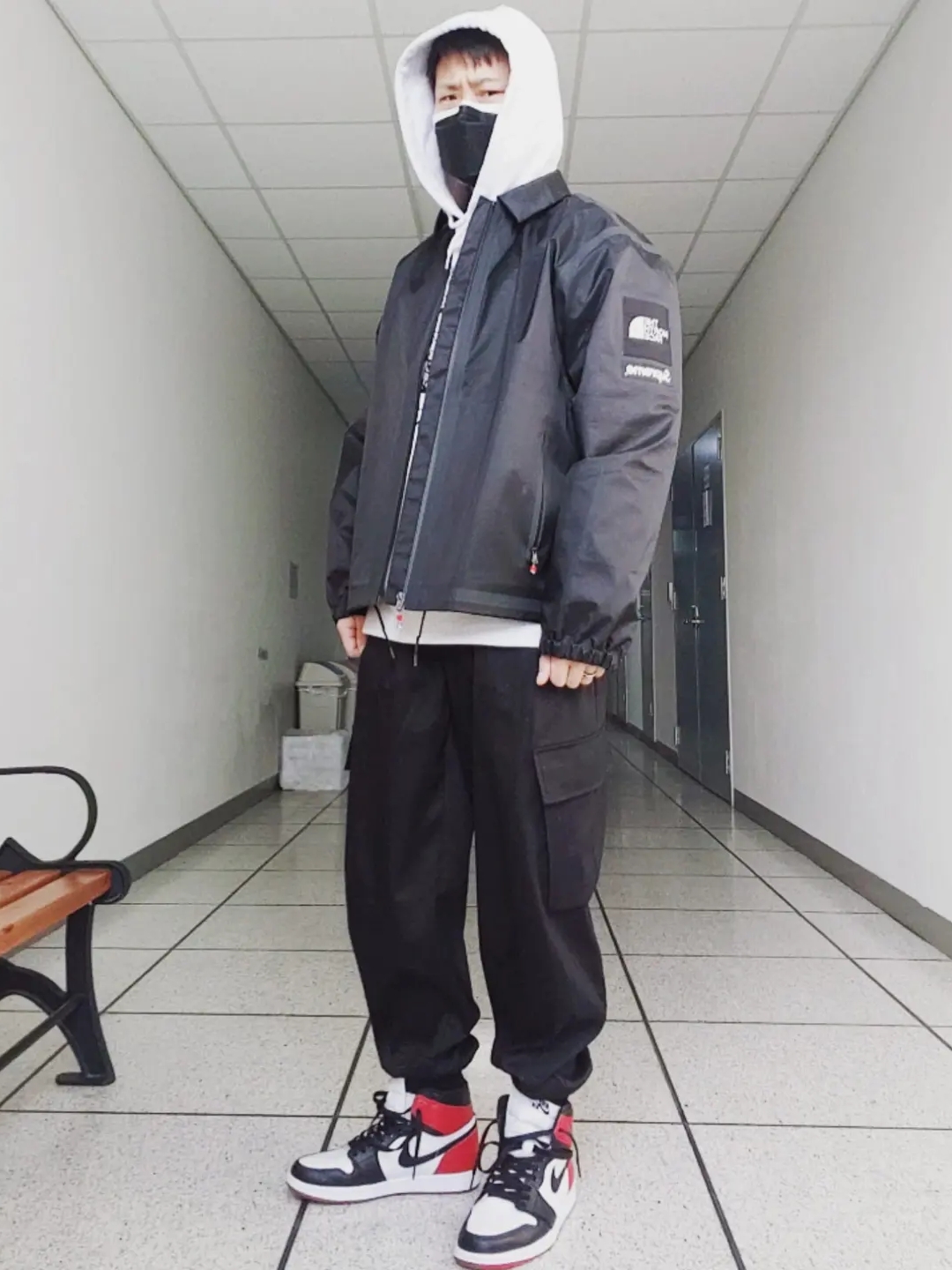 Jordan 1 Retro High OG Black Toe 2016, Supreme x The North Face Summit Series Outer Tape Seam Coaches Jacket Black - 21SS 착용 스타일